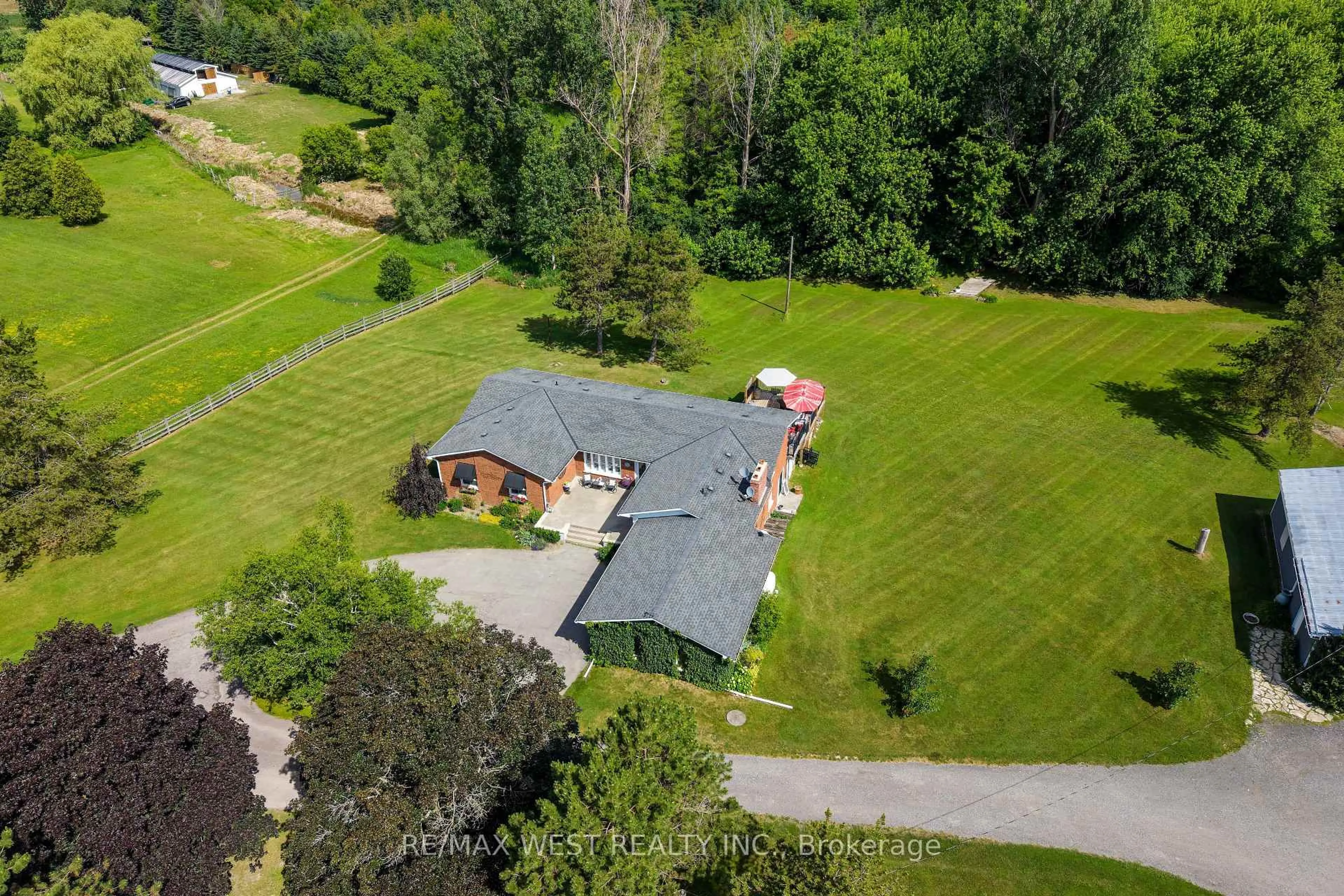 A pic from outside/outdoor area/front of a property/back of a property/a pic from drone, unknown for 7324 Highway 9 Rd, New Tecumseth Ontario L0G 1T0