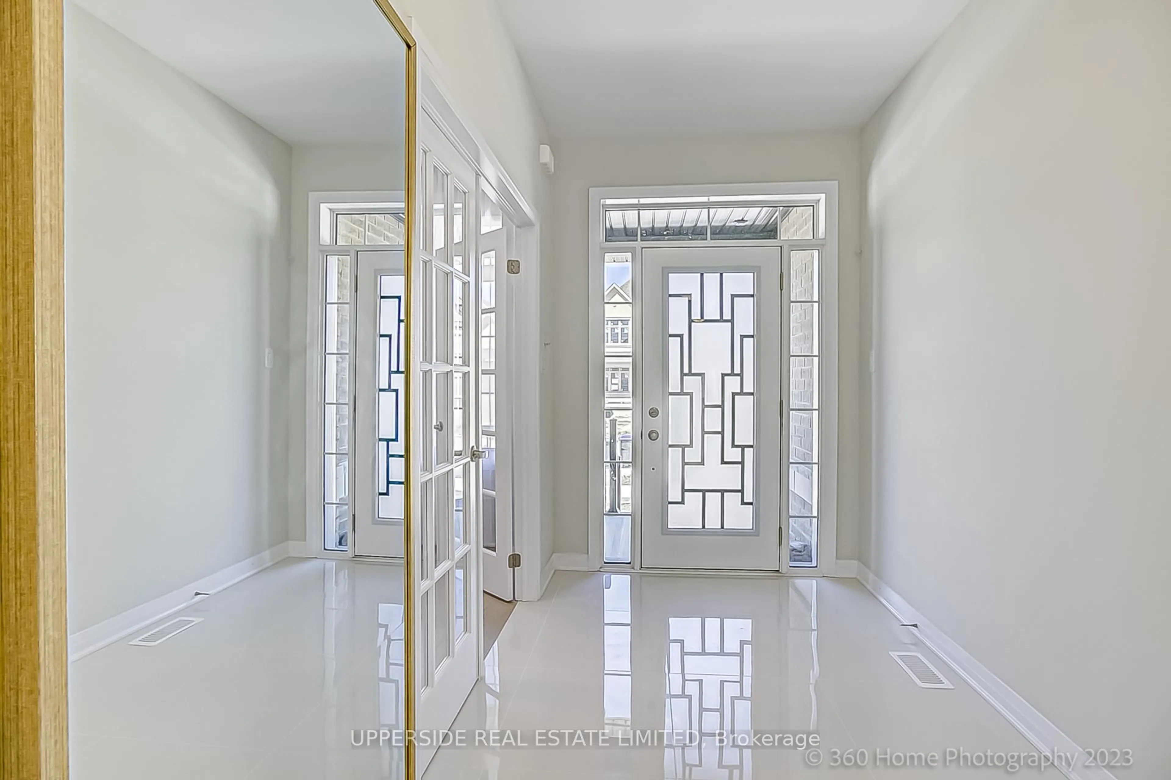Indoor entryway for 1702 CORSAL Crt, Innisfil Ontario L9S 0P9