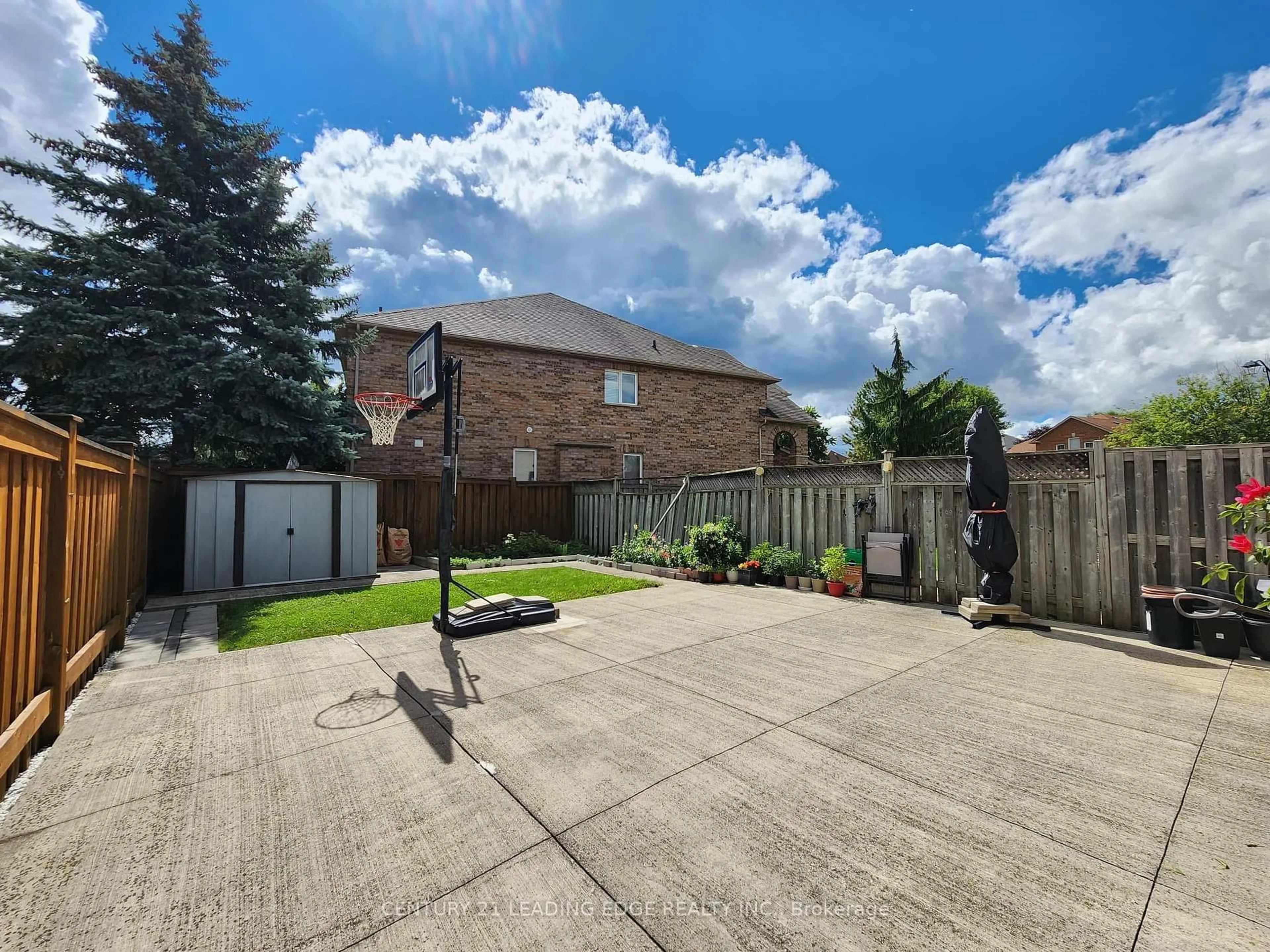 A pic from outside/outdoor area/front of a property/back of a property/a pic from drone, street for 19 Kingly Crest Way, Vaughan Ontario L4H 1M8