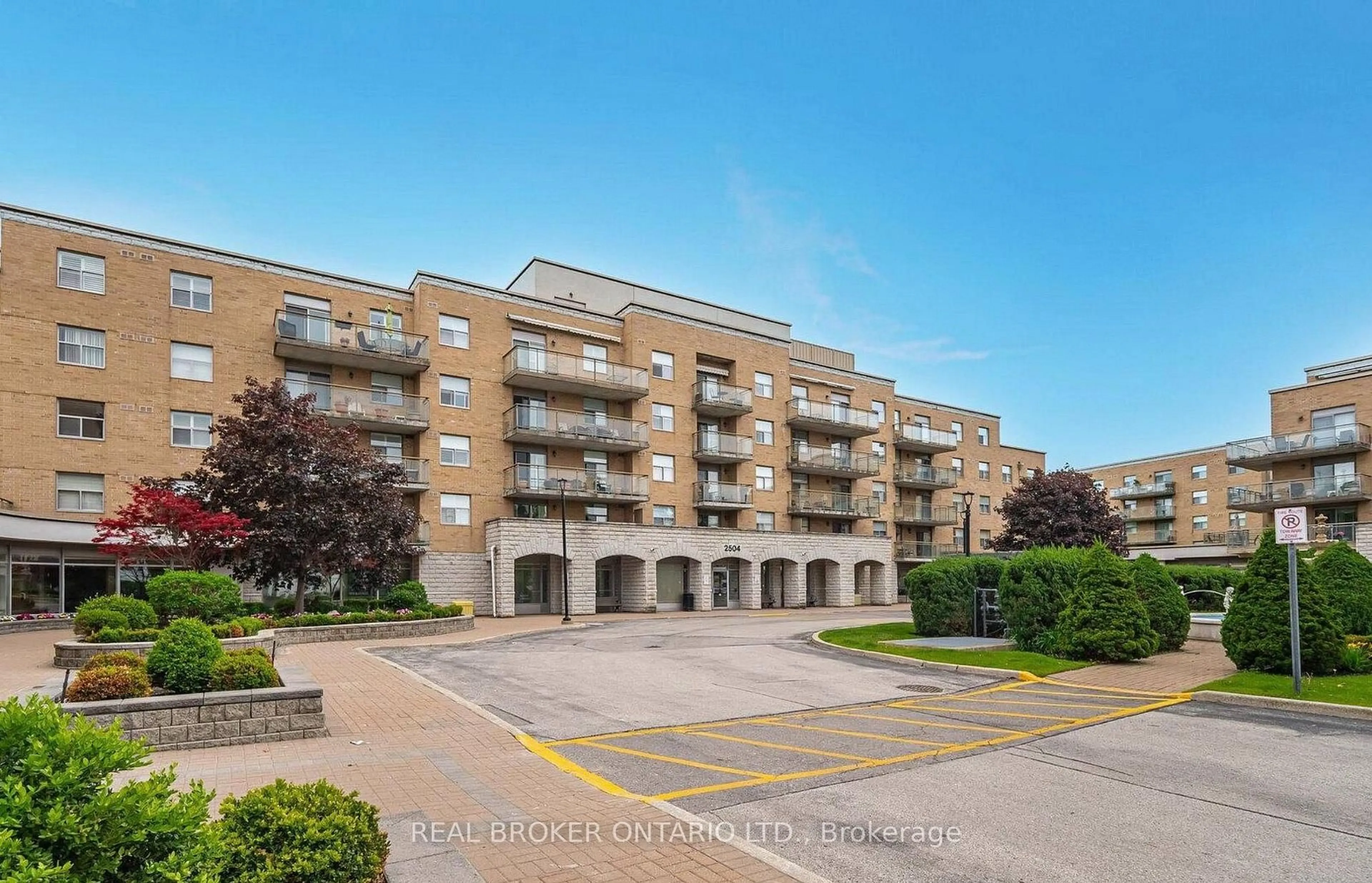 A pic from outside/outdoor area/front of a property/back of a property/a pic from drone, unknown for 2504 Rutherford Rd #314, Vaughan Ontario L4K 5N5