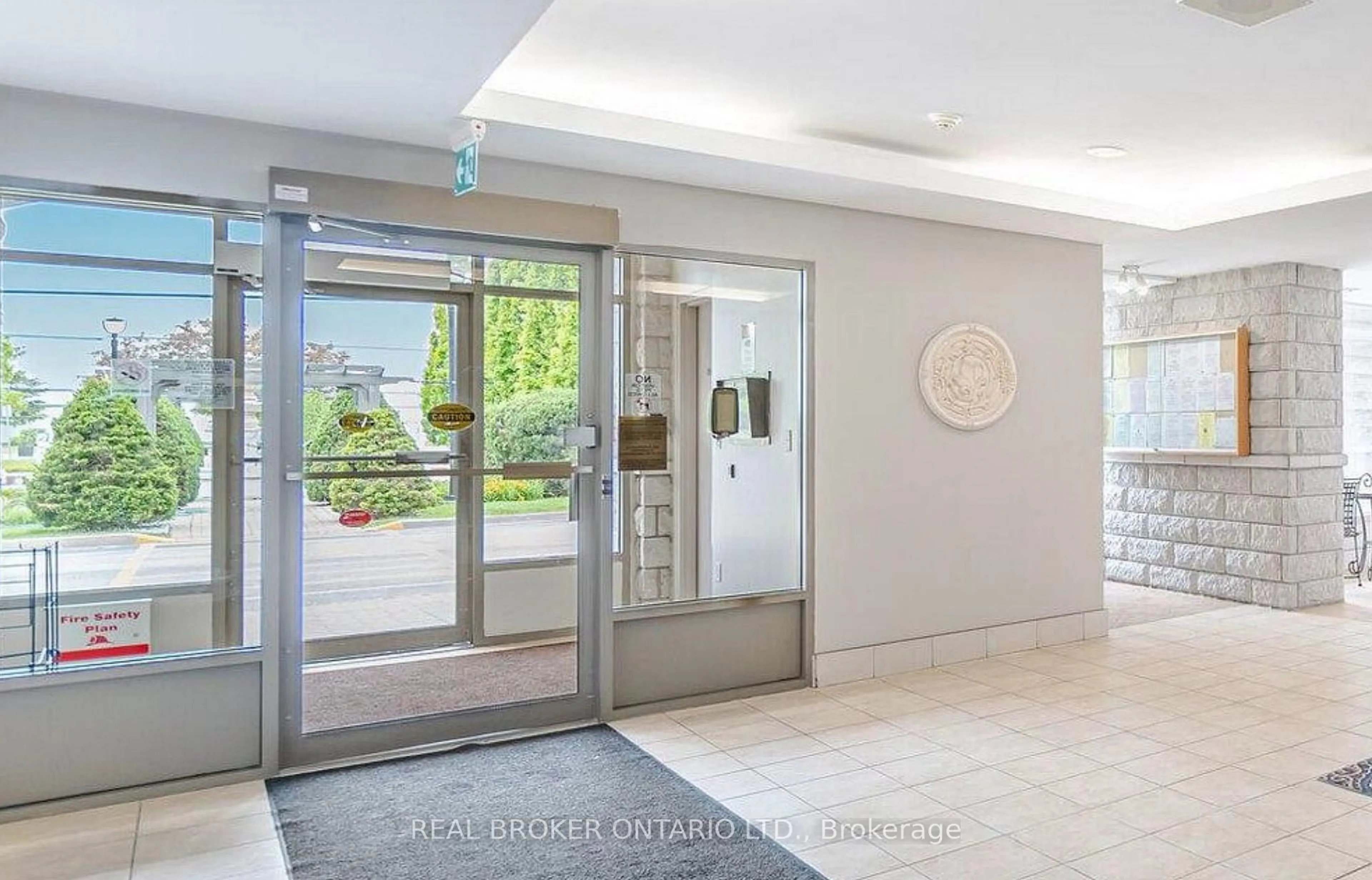 Indoor foyer for 2504 Rutherford Rd #314, Vaughan Ontario L4K 5N5