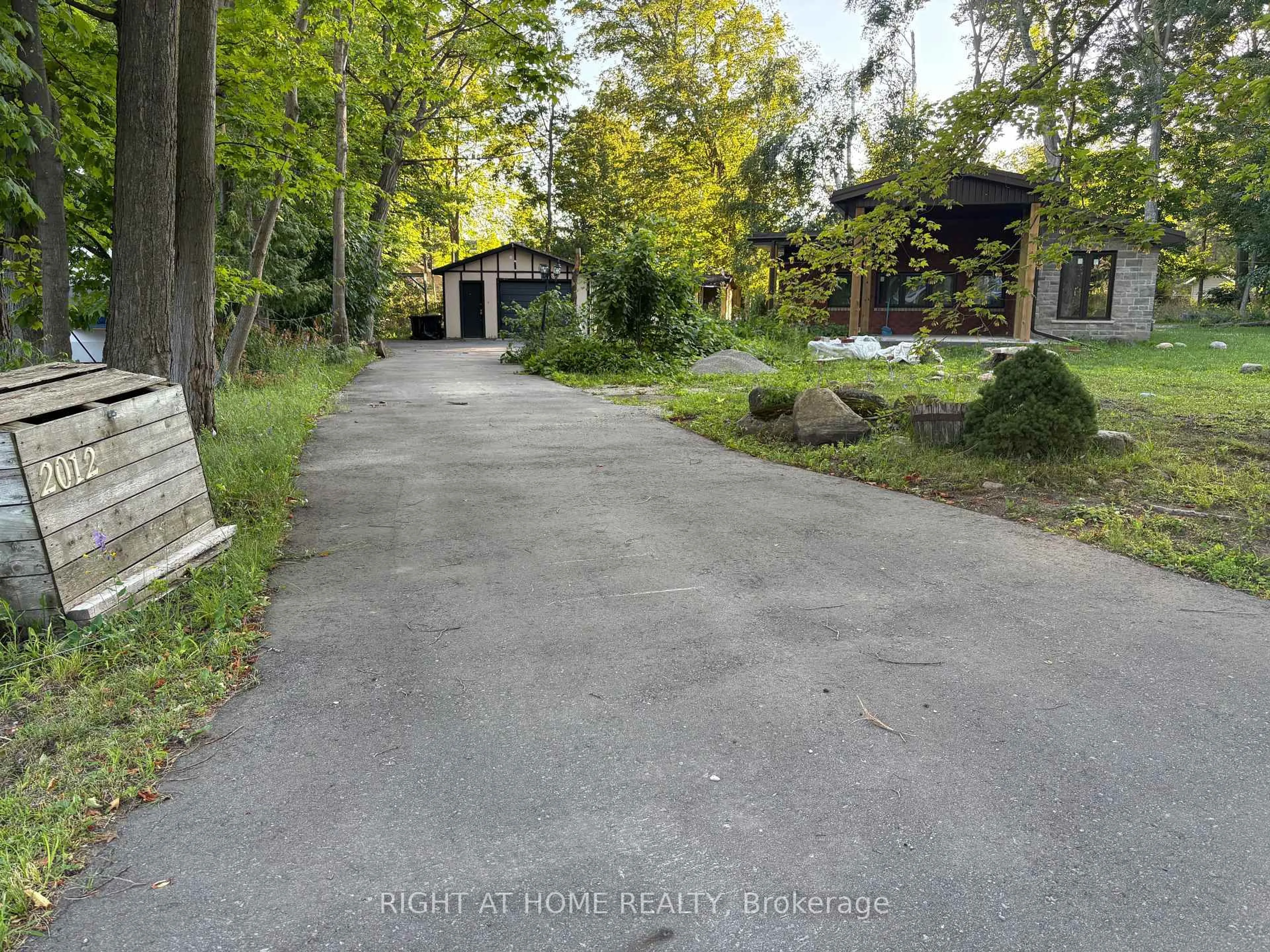 A pic from outside/outdoor area/front of a property/back of a property/a pic from drone, street for 2012 Inglewood Dr, Innisfil Ontario L9S 1Z1