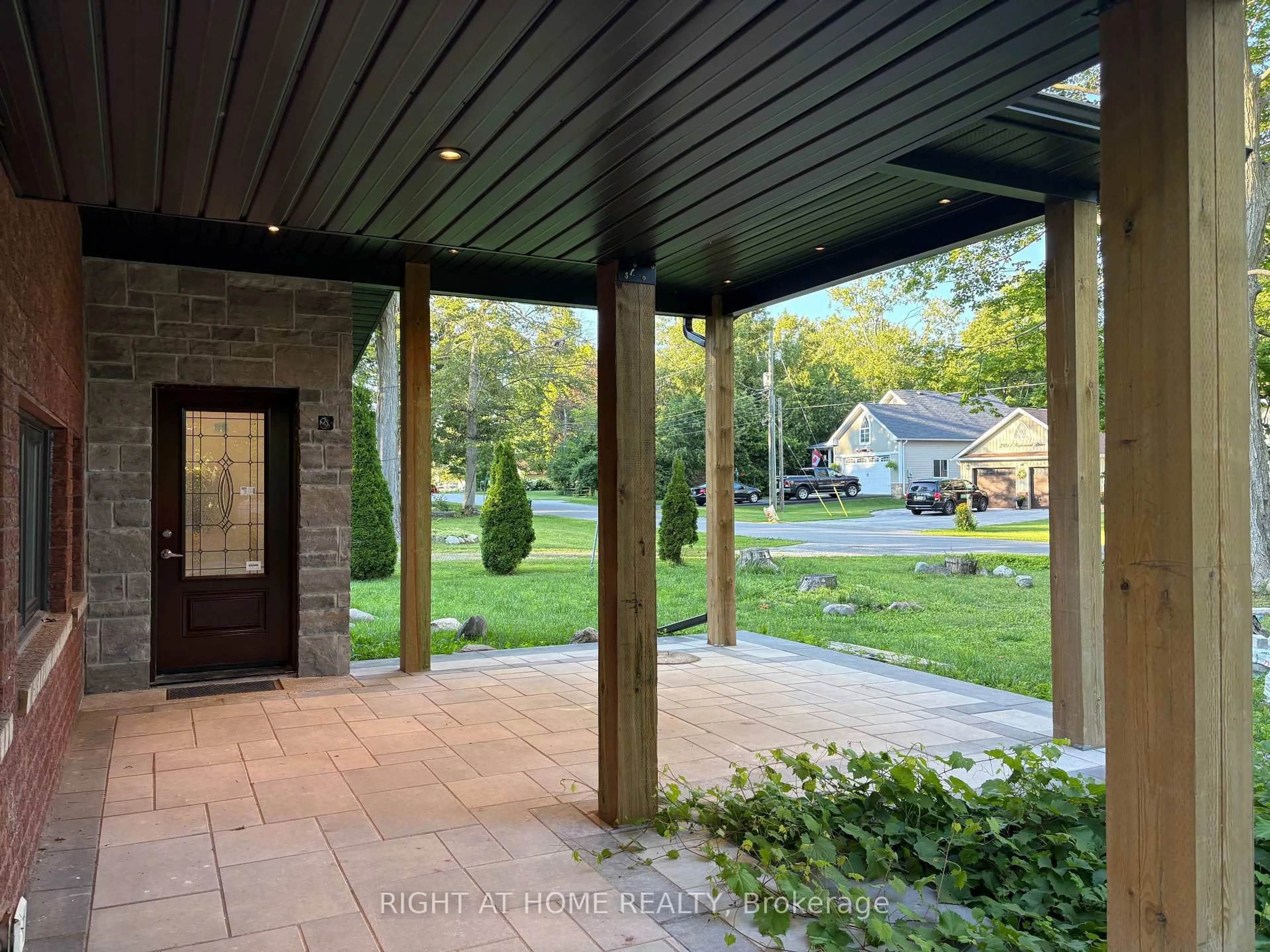 Patio, street for 2012 Inglewood Dr, Innisfil Ontario L9S 1Z1