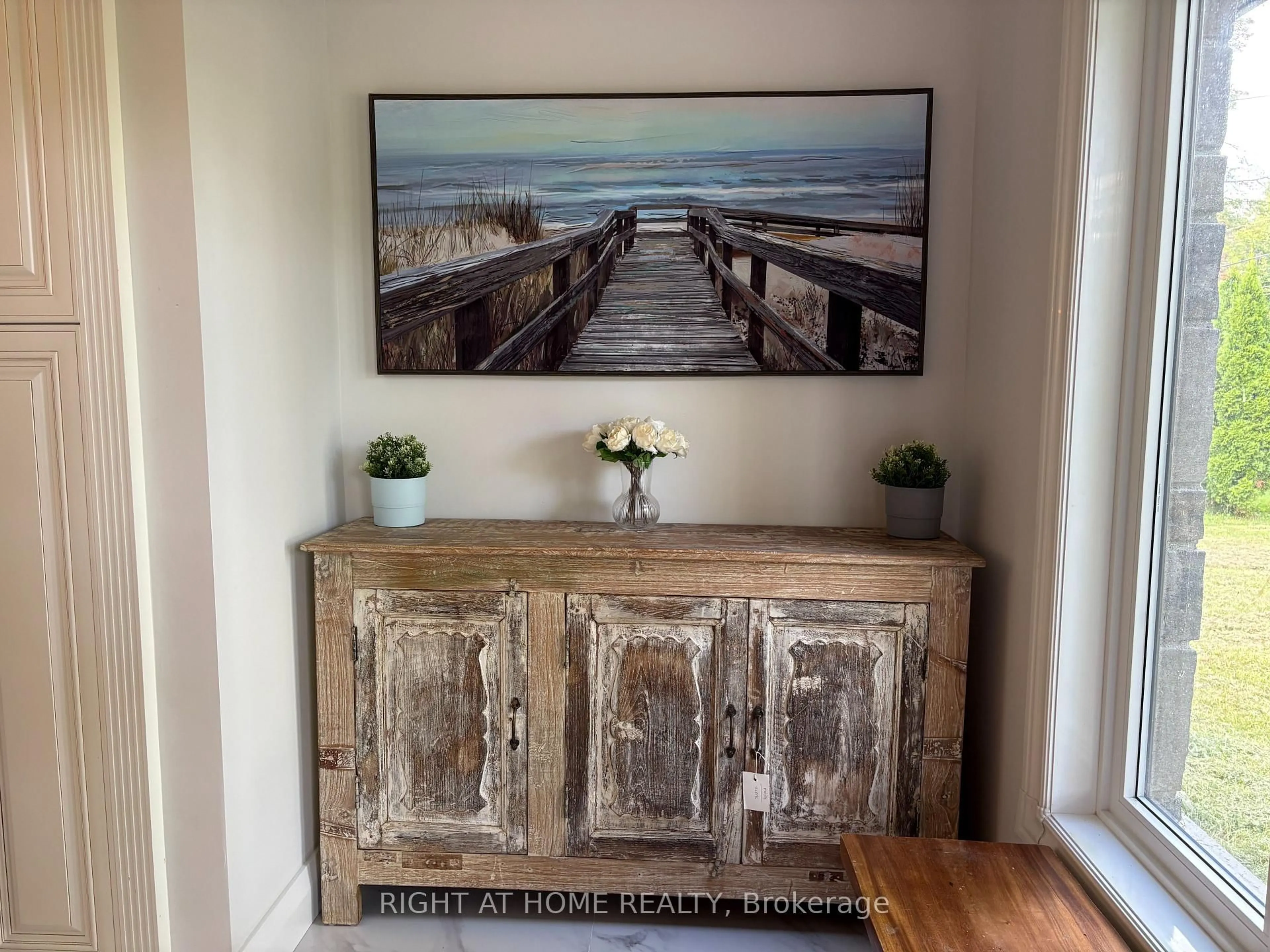 Indoor entryway for 2012 Inglewood Dr, Innisfil Ontario L9S 1Z1