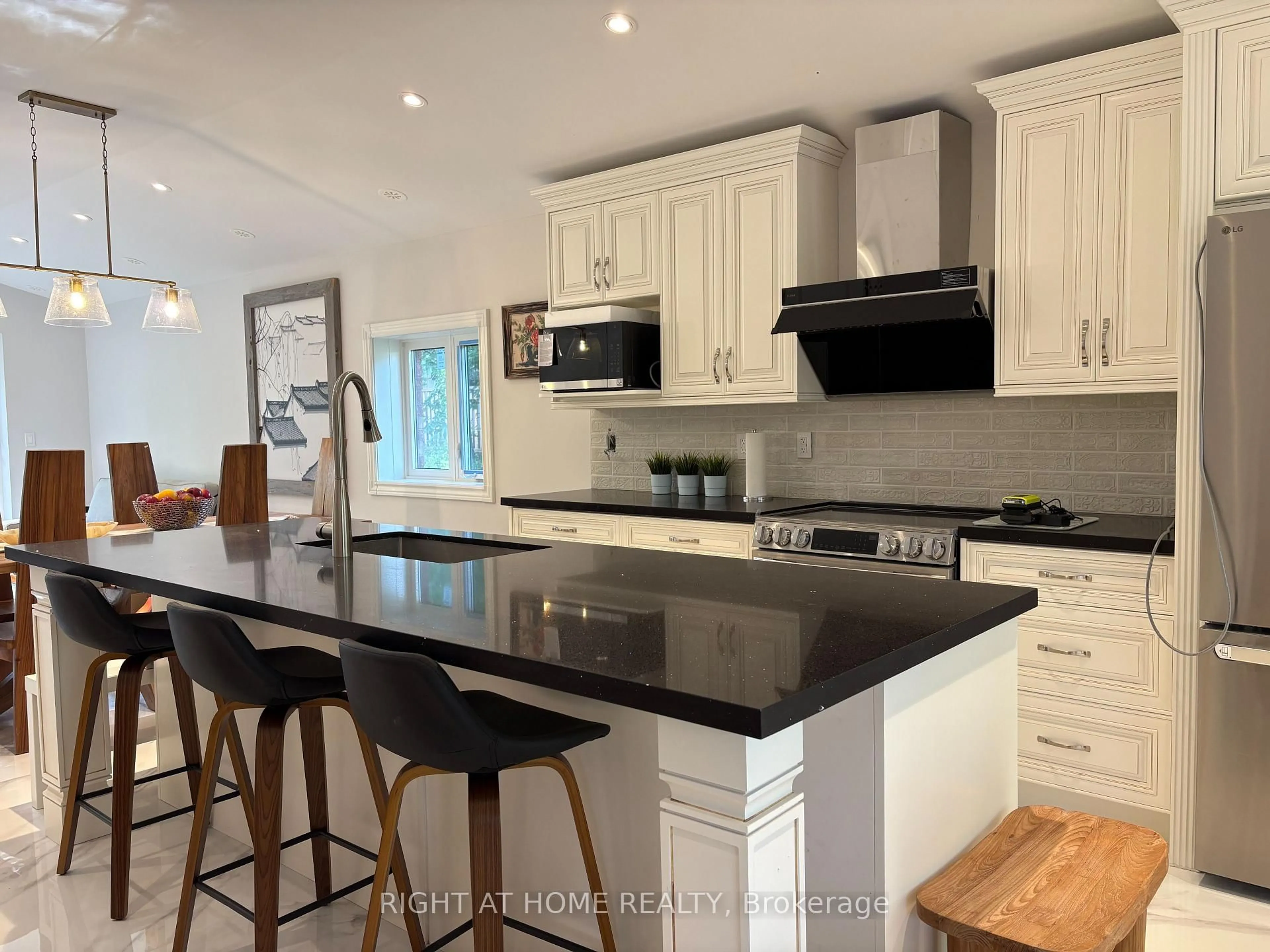 Open concept kitchen, unknown for 2012 Inglewood Dr, Innisfil Ontario L9S 1Z1