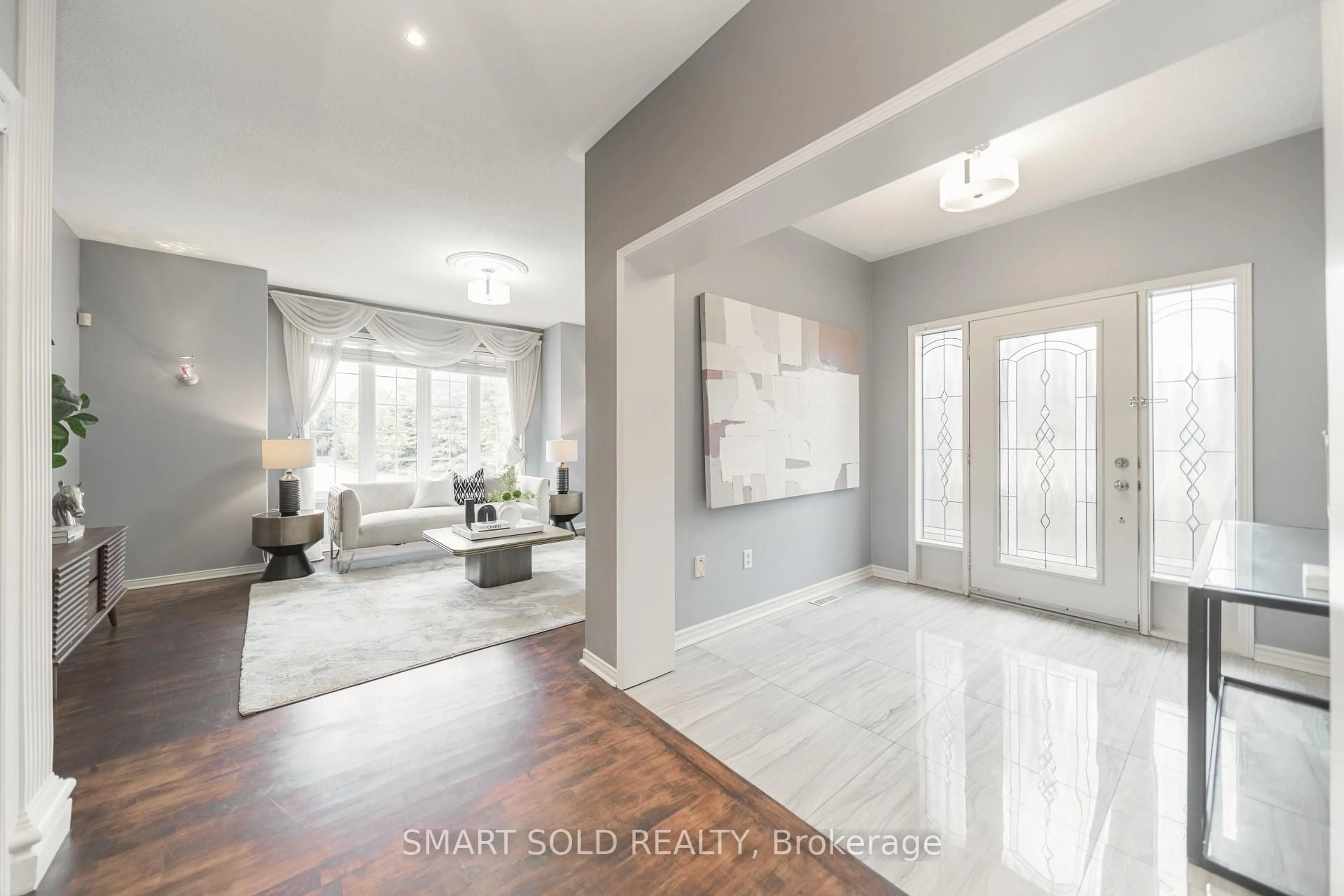 Indoor entryway for 16 Courtney Cres, Richmond Hill Ontario L4E 4B9