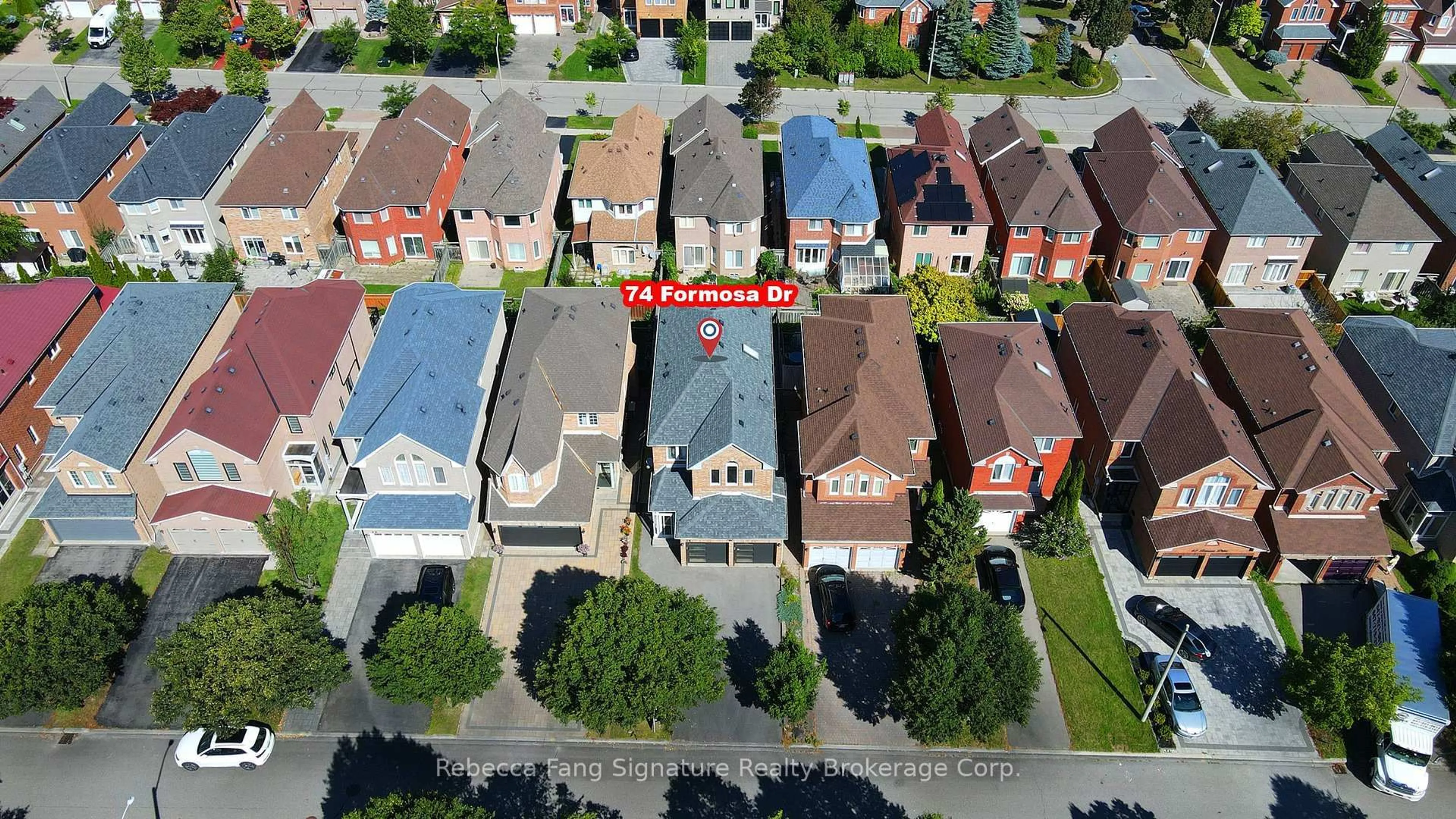 A pic from outside/outdoor area/front of a property/back of a property/a pic from drone, street for 74 Formosa Dr, Richmond Hill Ontario L4S 1S9