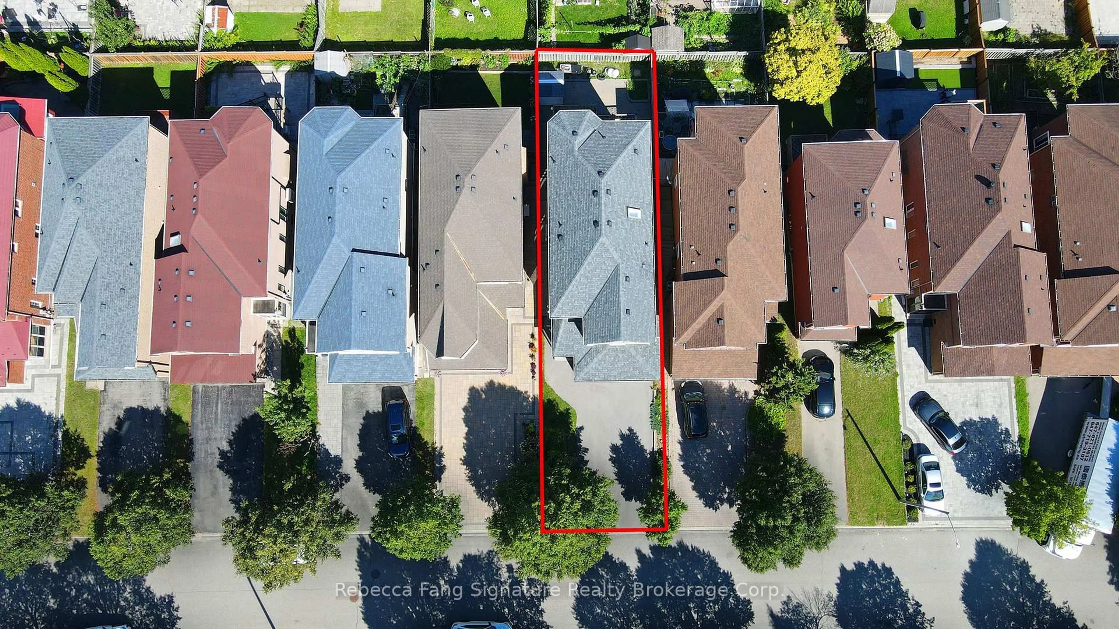 A pic from outside/outdoor area/front of a property/back of a property/a pic from drone, street for 74 Formosa Dr, Richmond Hill Ontario L4S 1S9