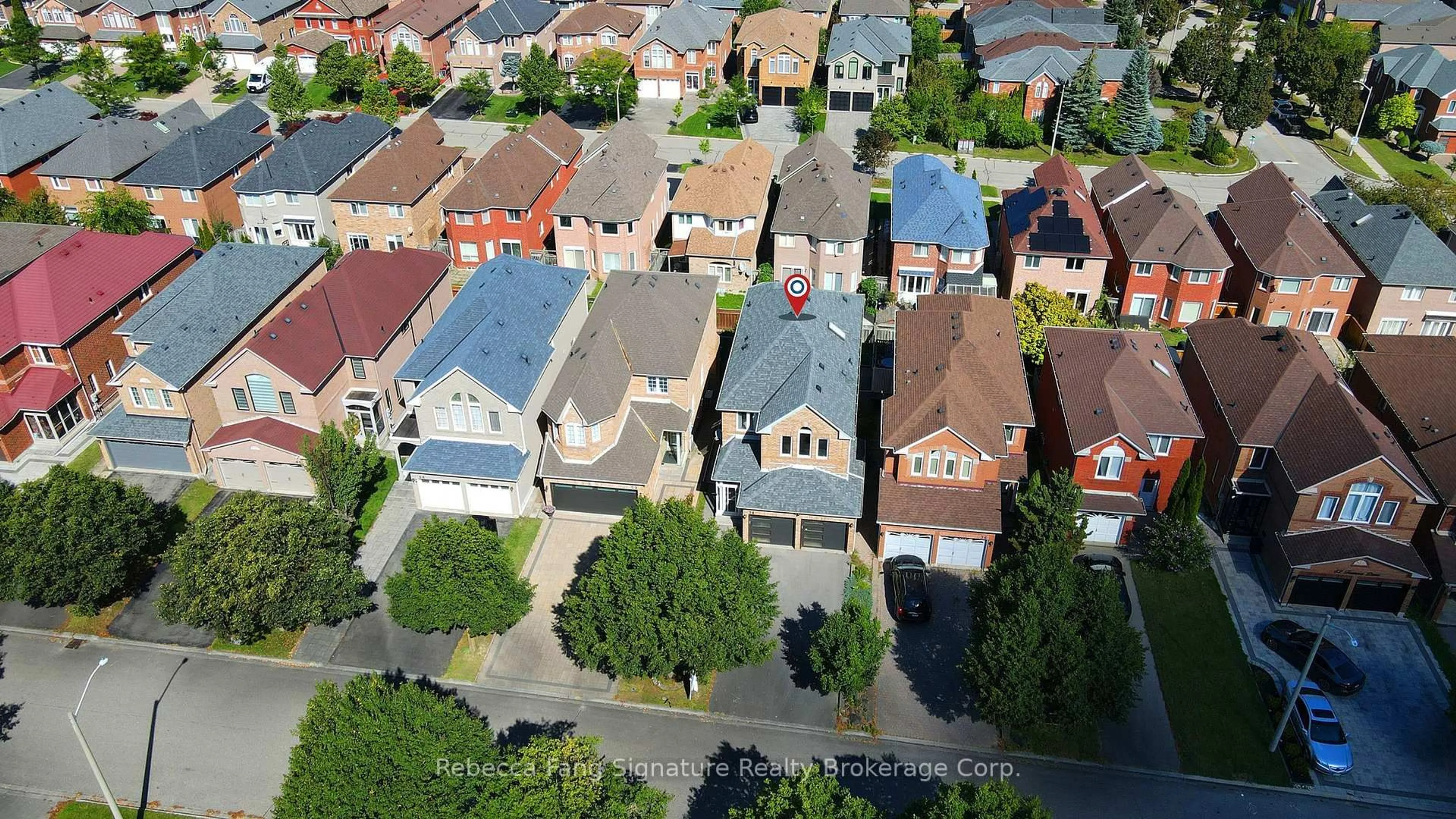 A pic from outside/outdoor area/front of a property/back of a property/a pic from drone, street for 74 Formosa Dr, Richmond Hill Ontario L4S 1S9