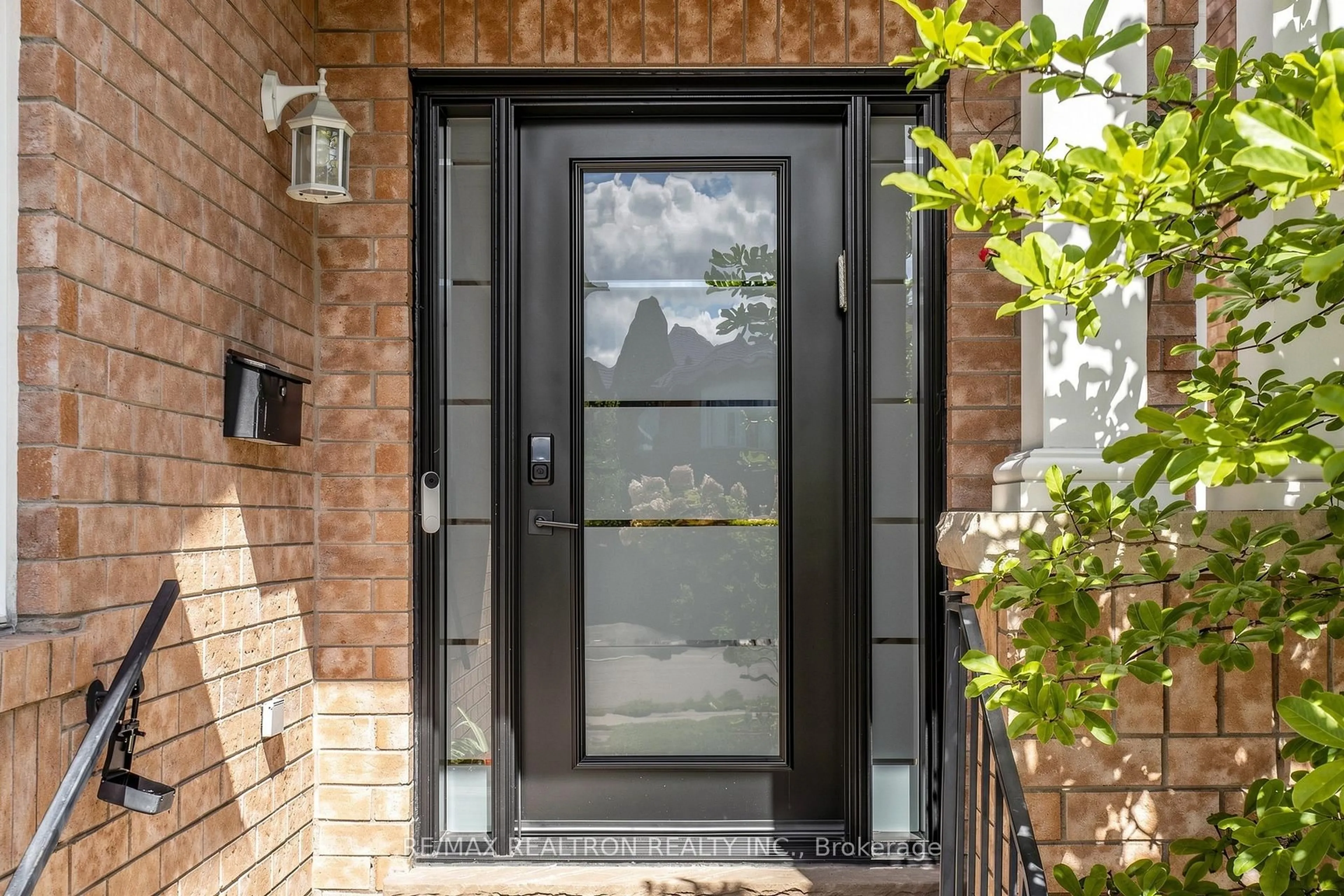 Indoor entryway for 338 Mcbride Cres, Newmarket Ontario L3X 2W3