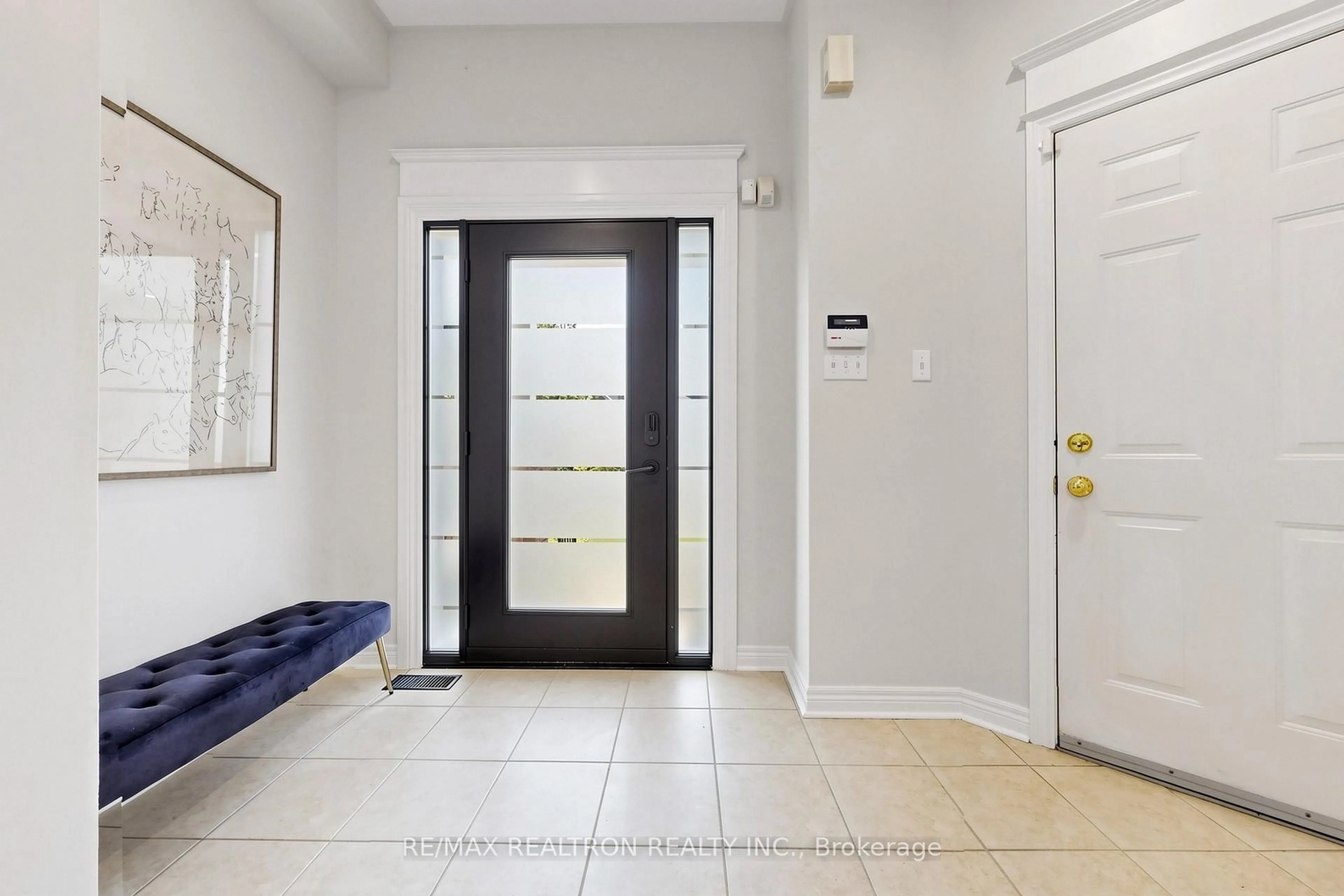 Indoor entryway for 338 Mcbride Cres, Newmarket Ontario L3X 2W3