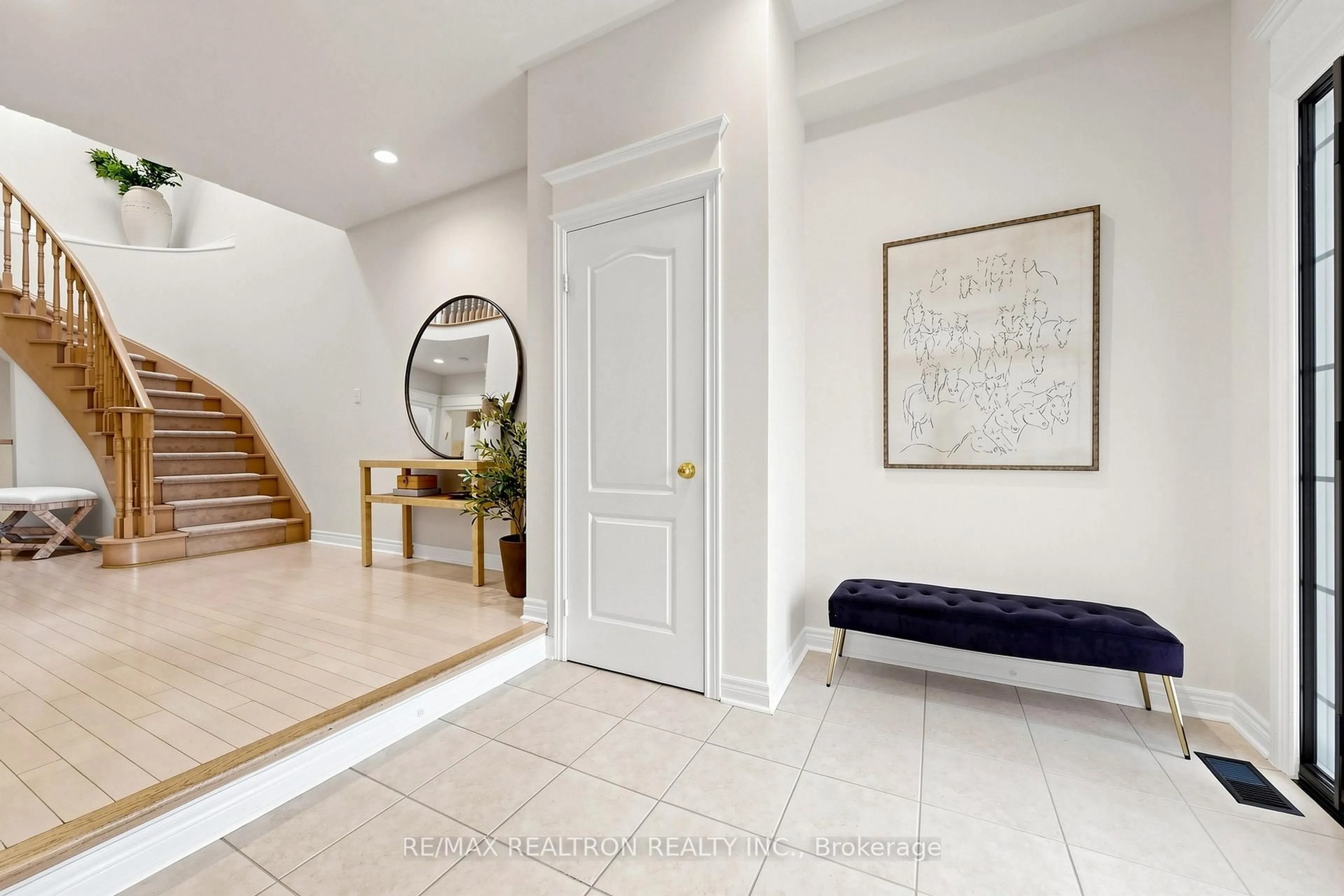Indoor entryway for 338 Mcbride Cres, Newmarket Ontario L3X 2W3