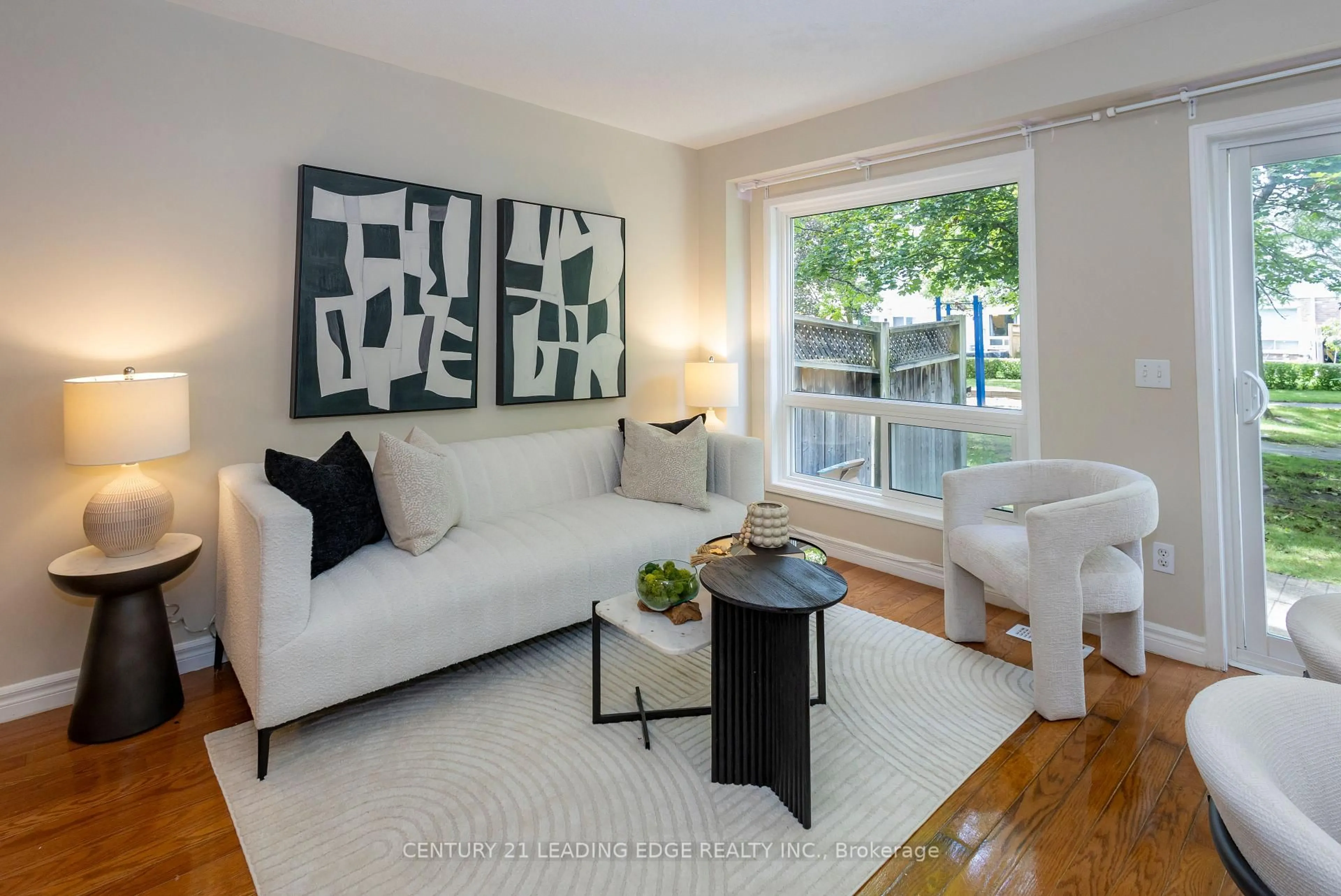 Living room with furniture, wood/laminate floor for 81 Northern Heights Dr, Richmond Hill Ontario L4B 4C9
