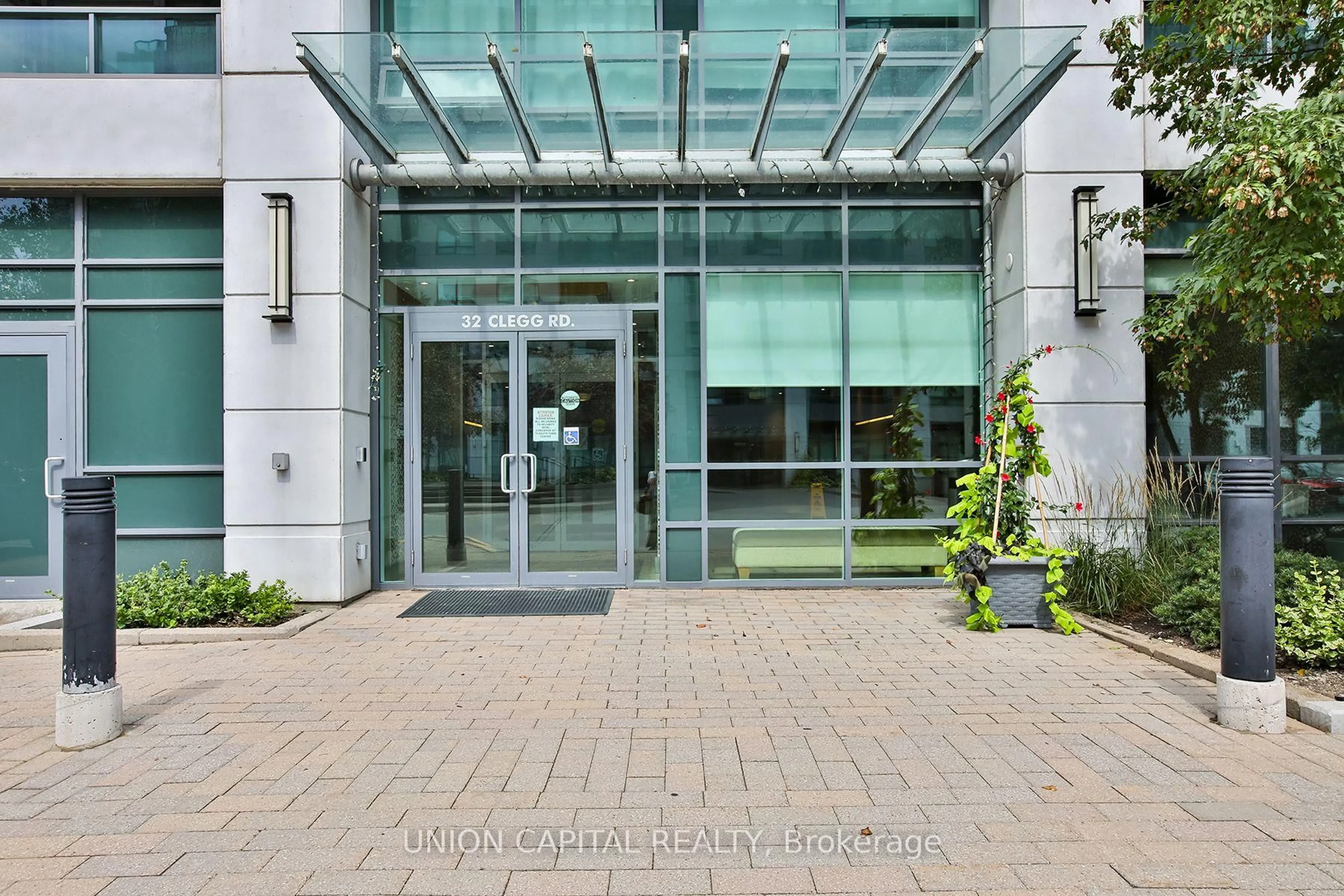 Indoor foyer for 32 Clegg Rd #612, Markham Ontario L6G 0B2