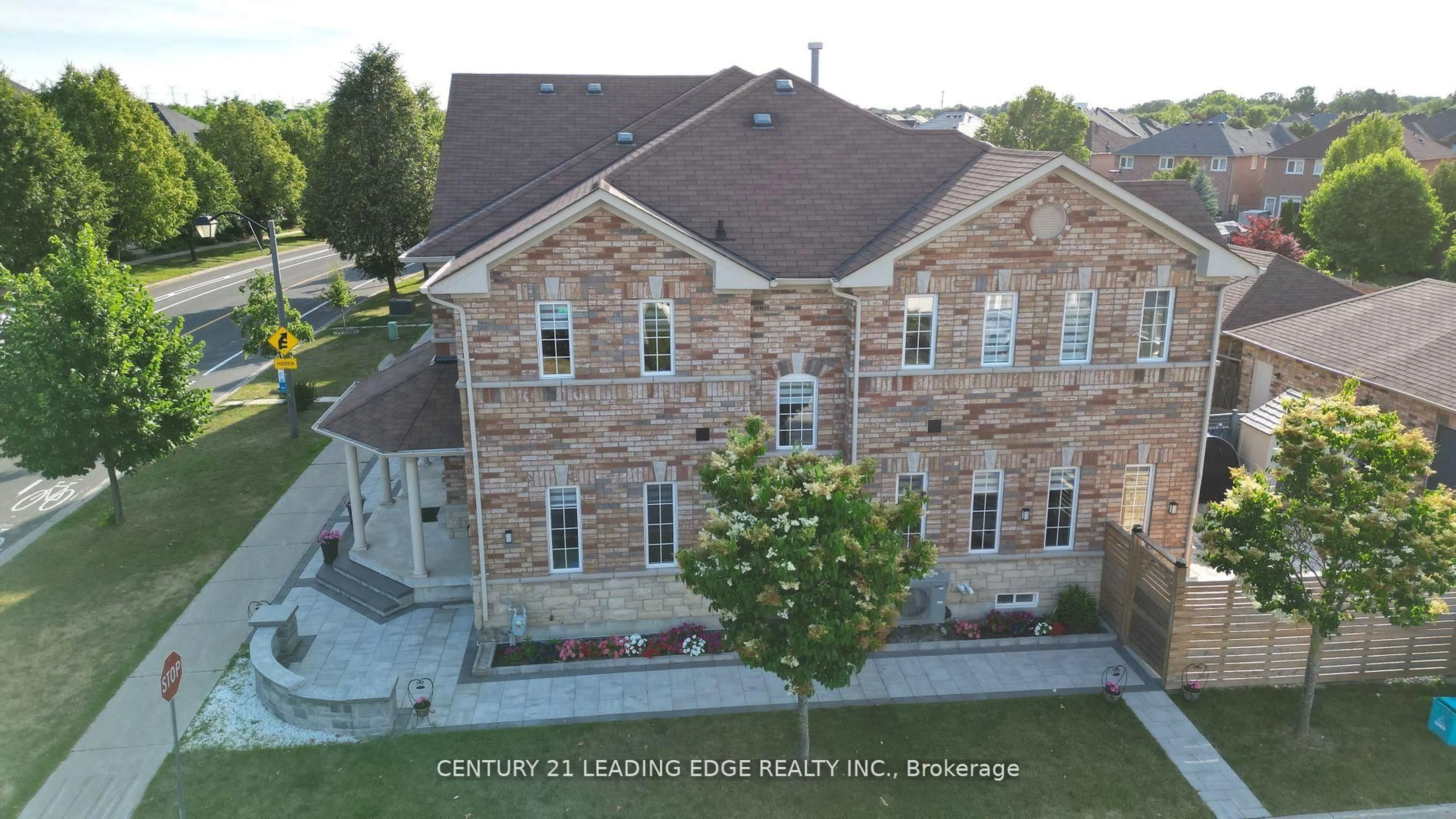 A pic from outside/outdoor area/front of a property/back of a property/a pic from drone, building for 648 South Unionville Ave, Markham Ontario L3R 8V1