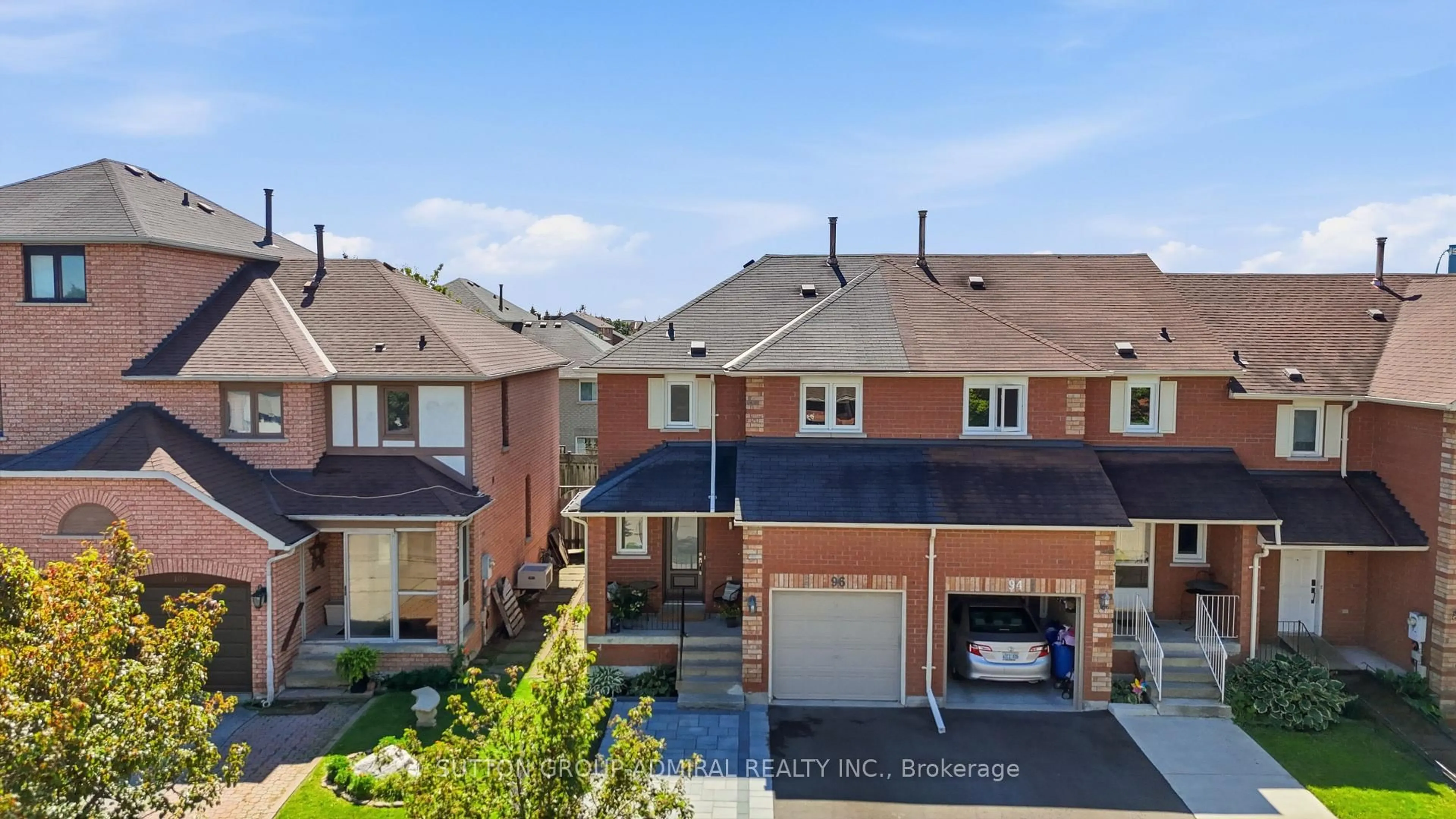 A pic from outside/outdoor area/front of a property/back of a property/a pic from drone, street for 96 Islay Cres, Vaughan Ontario L6A 2B9