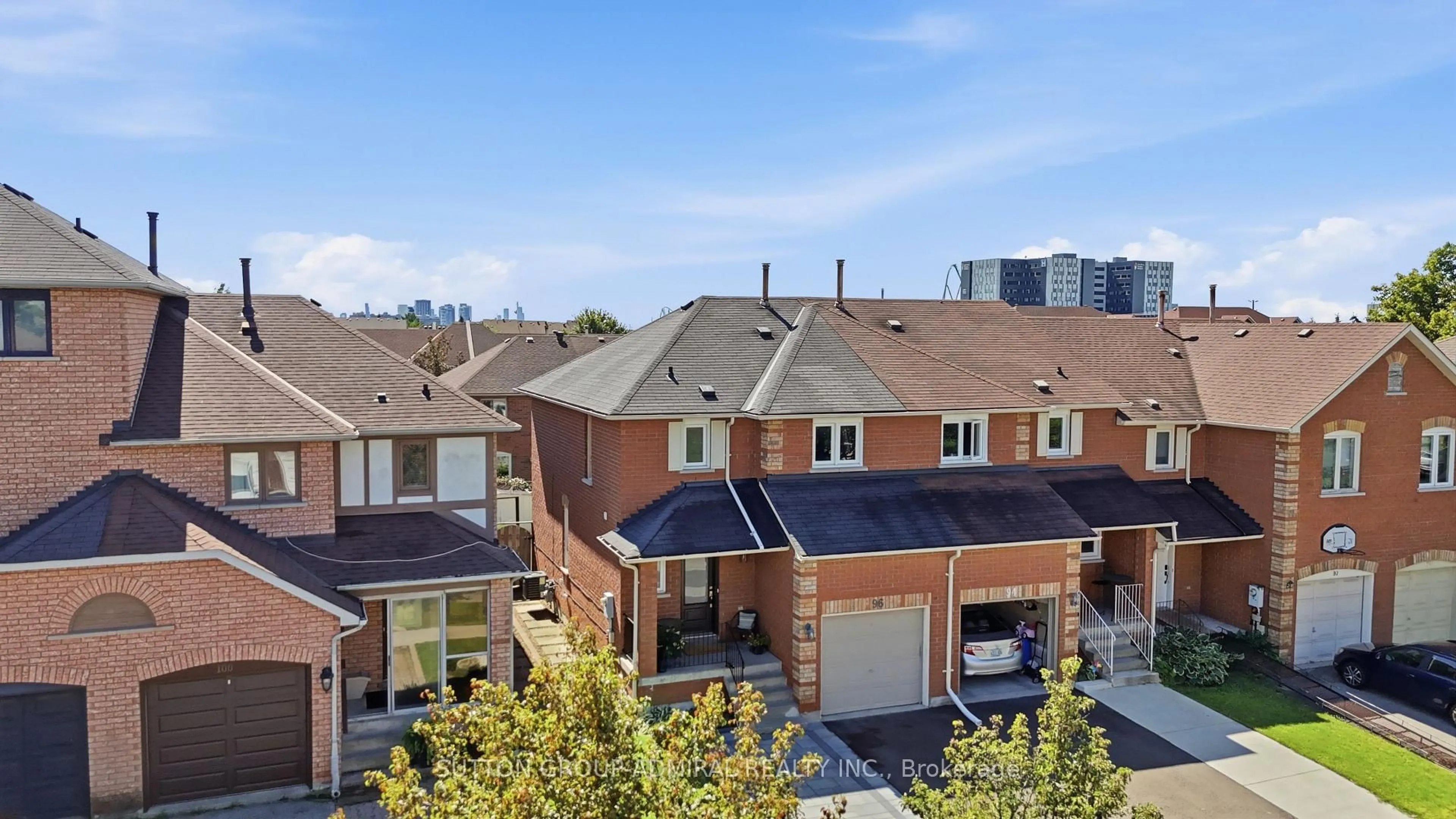 A pic from outside/outdoor area/front of a property/back of a property/a pic from drone, street for 96 Islay Cres, Vaughan Ontario L6A 2B9