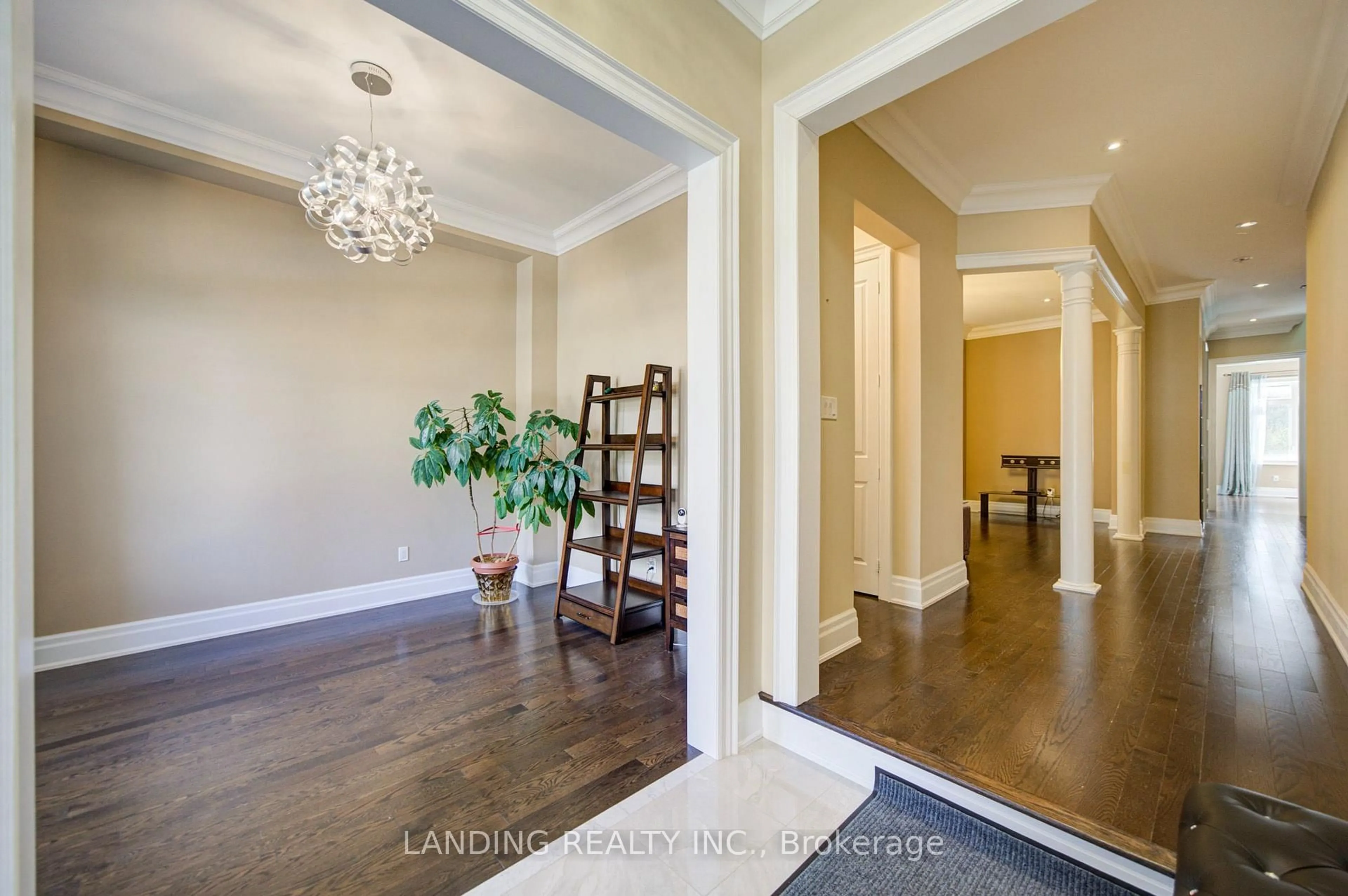 Indoor entryway for 57 Strawbridge Farm Dr, Aurora Ontario L4G 0L2
