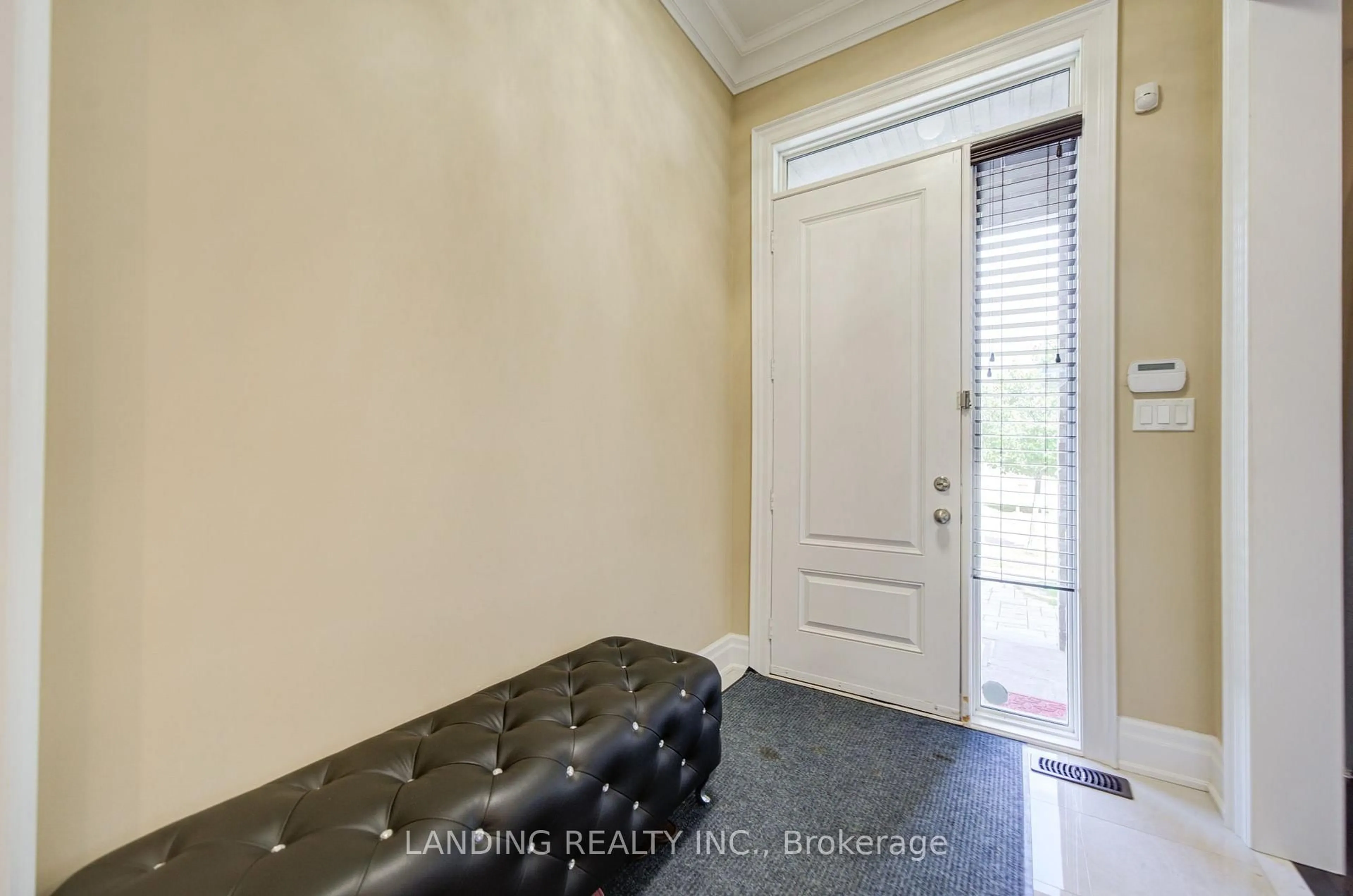 Indoor entryway for 57 Strawbridge Farm Dr, Aurora Ontario L4G 0L2