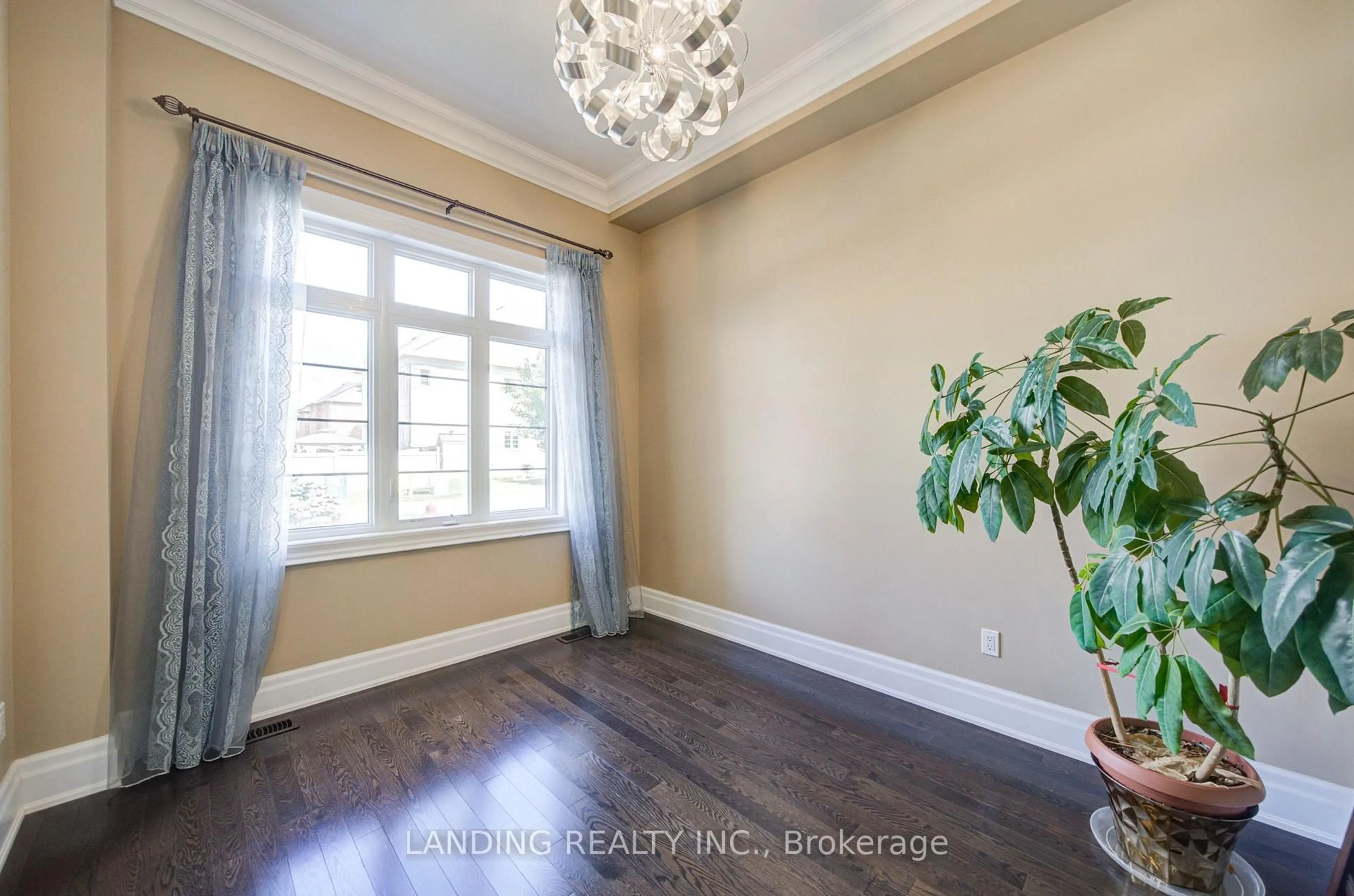 A pic of a room for 57 Strawbridge Farm Dr, Aurora Ontario L4G 0L2