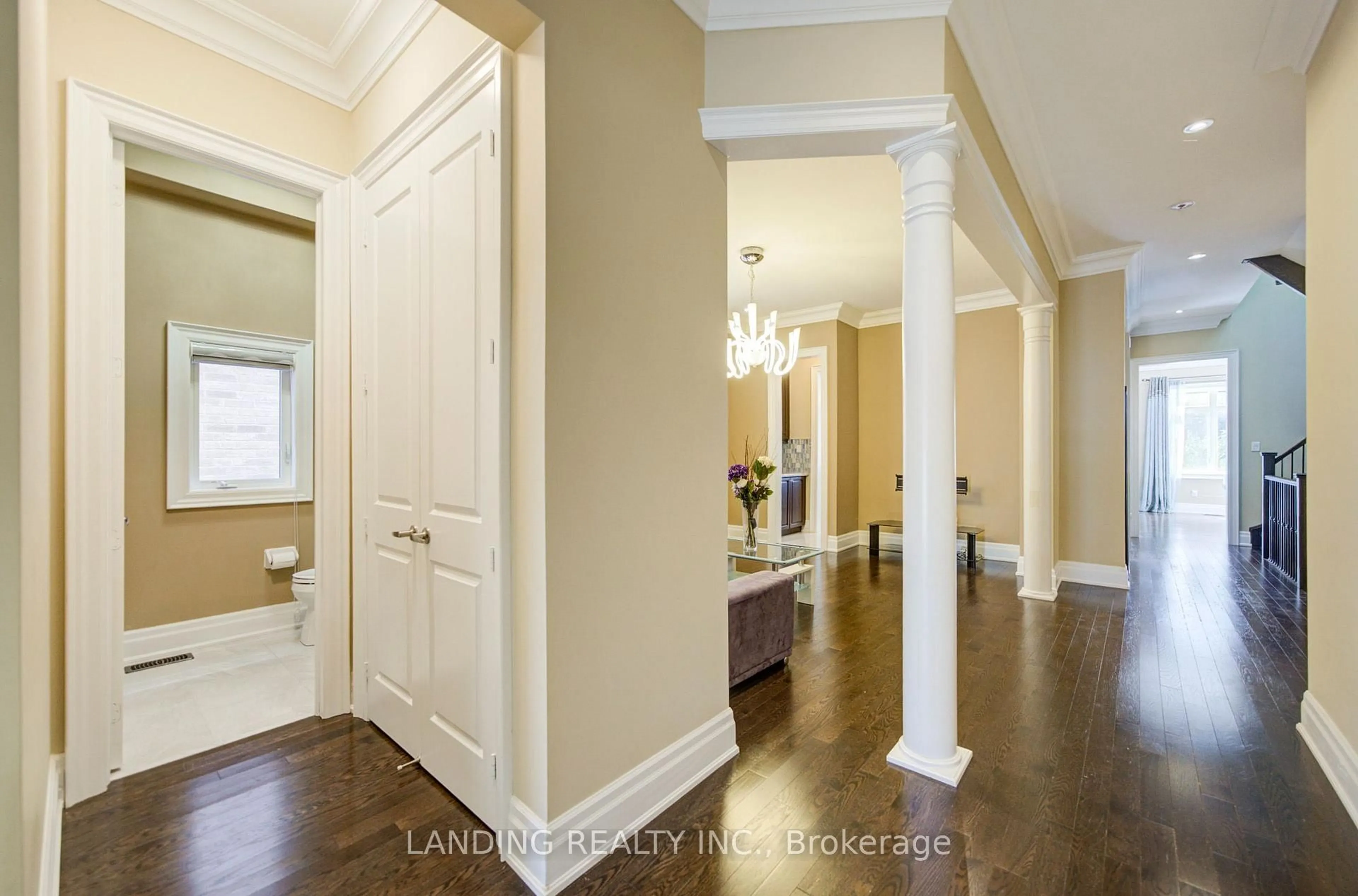 Indoor entryway for 57 Strawbridge Farm Dr, Aurora Ontario L4G 0L2