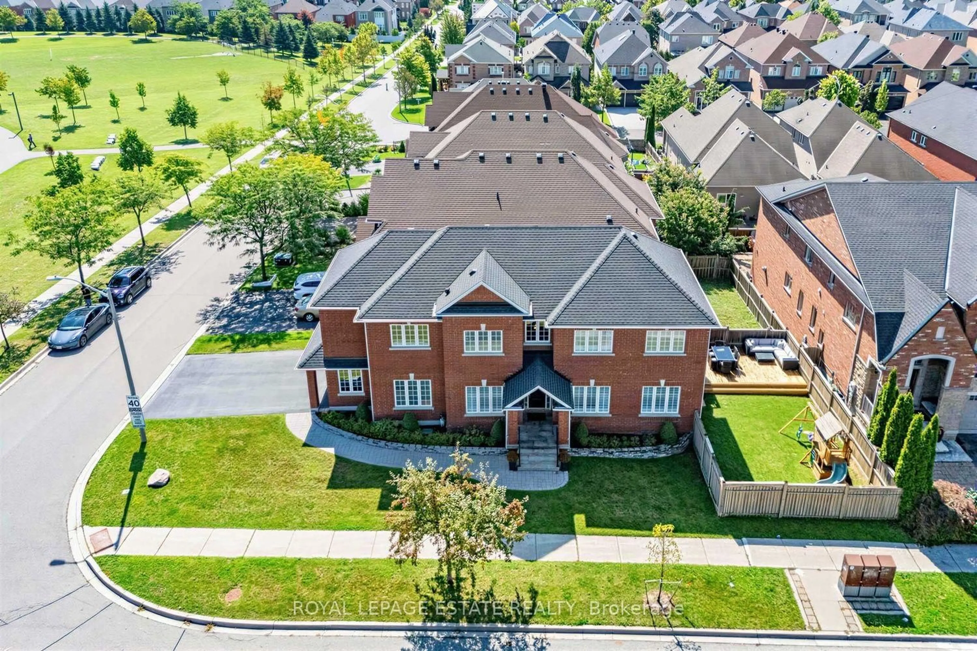 A pic from outside/outdoor area/front of a property/back of a property/a pic from drone, street for 180 Jack Pine Rd, Vaughan Ontario L6A 0L8