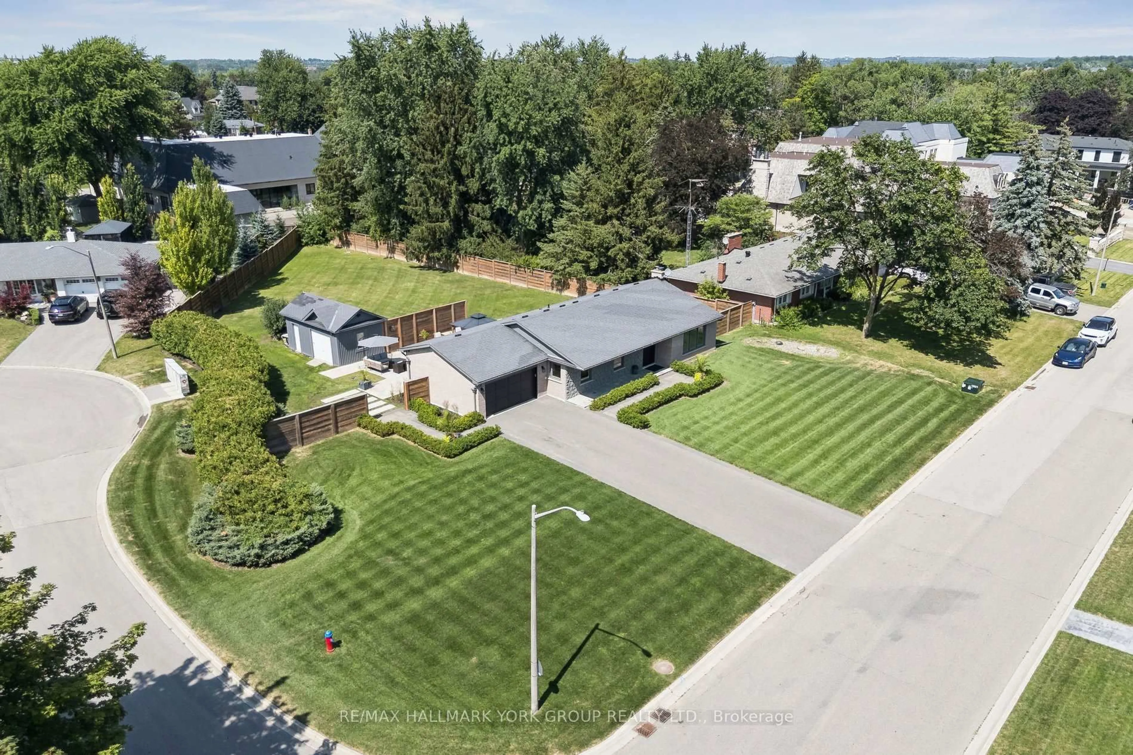 A pic from outside/outdoor area/front of a property/back of a property/a pic from drone, street for 256 Banner Lane, King Ontario L7B 1H2