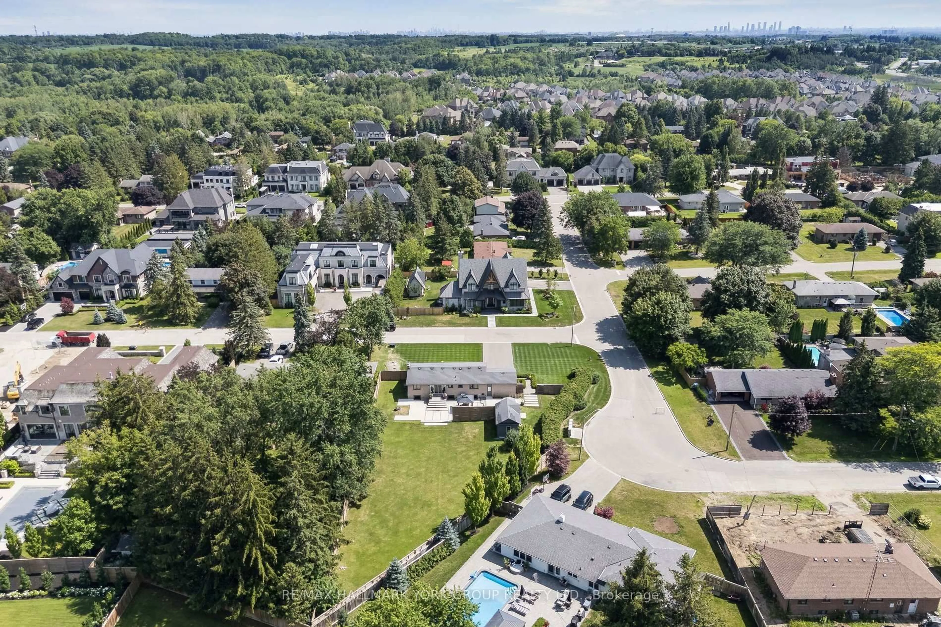 A pic from outside/outdoor area/front of a property/back of a property/a pic from drone, unknown for 256 Banner Lane, King Ontario L7B 1H2