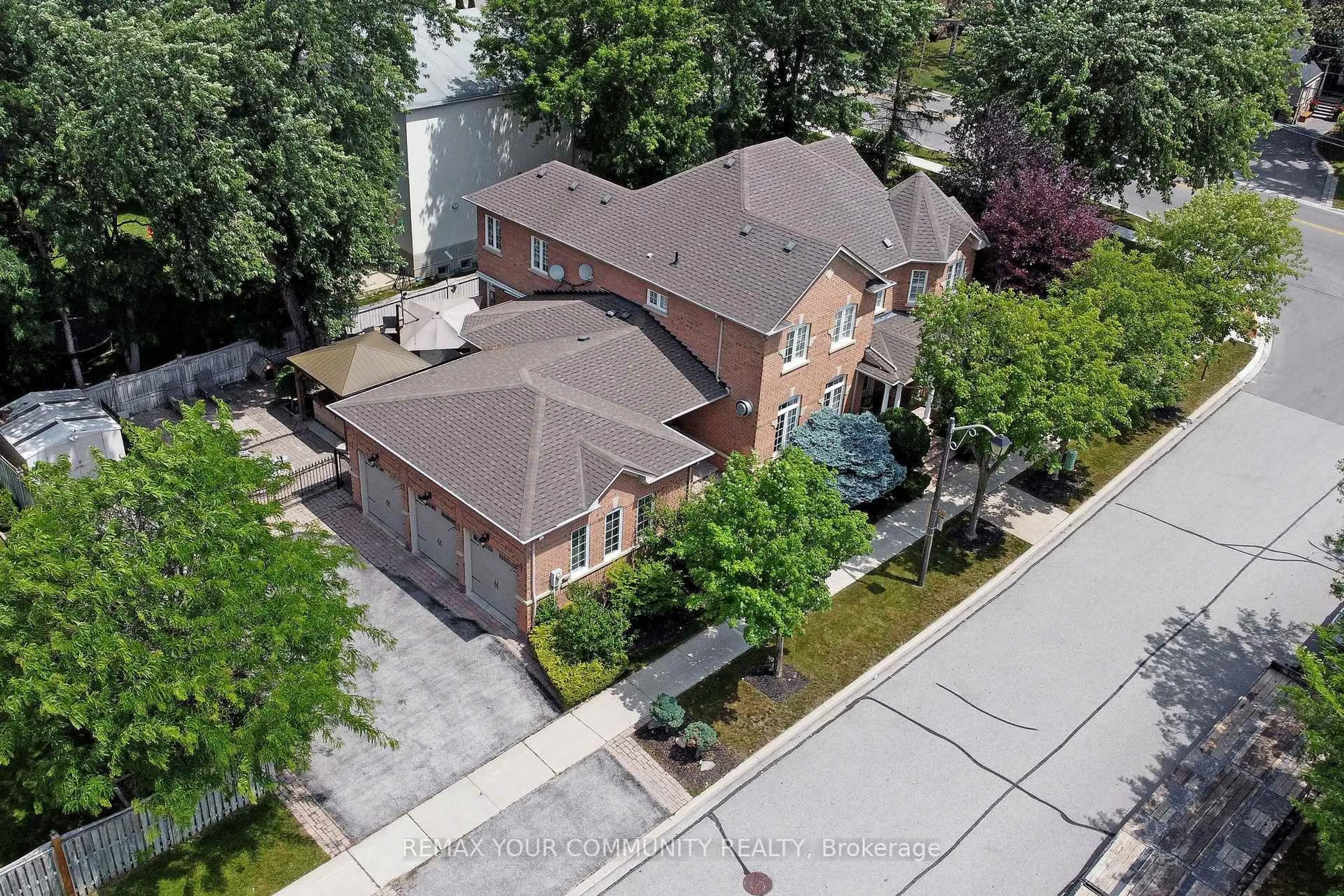 A pic from outside/outdoor area/front of a property/back of a property/a pic from drone, street for 2 Winterberry Dr, Markham Ontario L3S 4G3