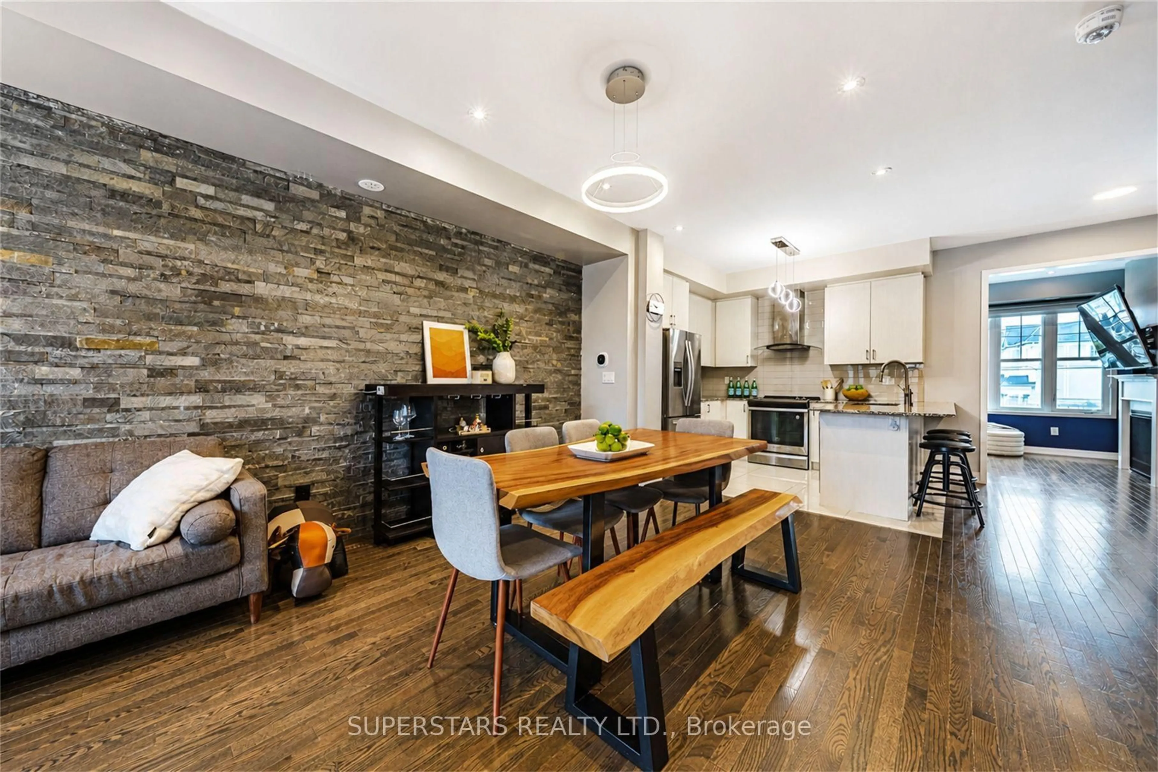 Open concept kitchen, wood/laminate floor for 10604 Bathurst St, Vaughan Ontario L6A 4Y4