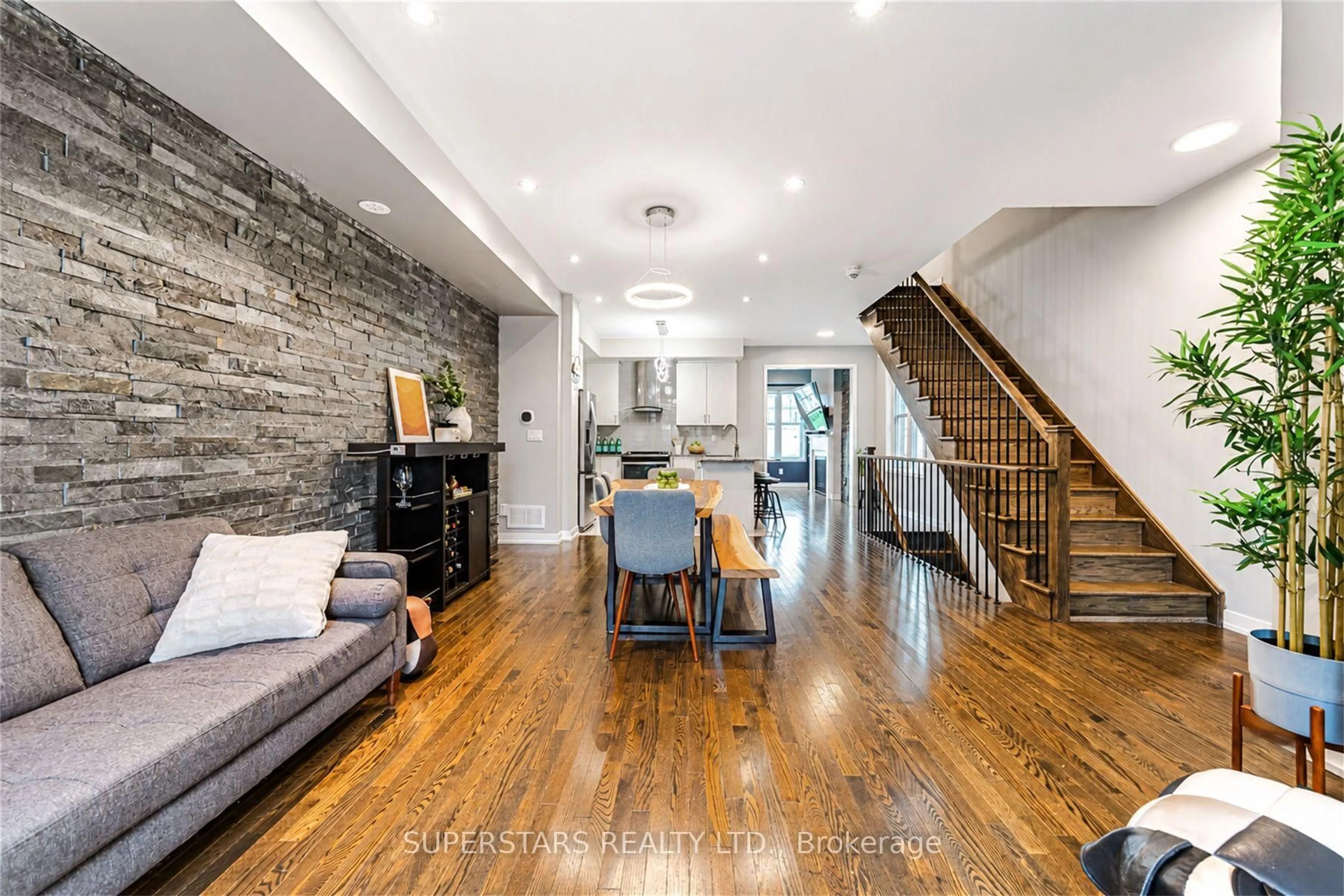 Unknown for 10604 Bathurst St, Vaughan Ontario L6A 4Y4