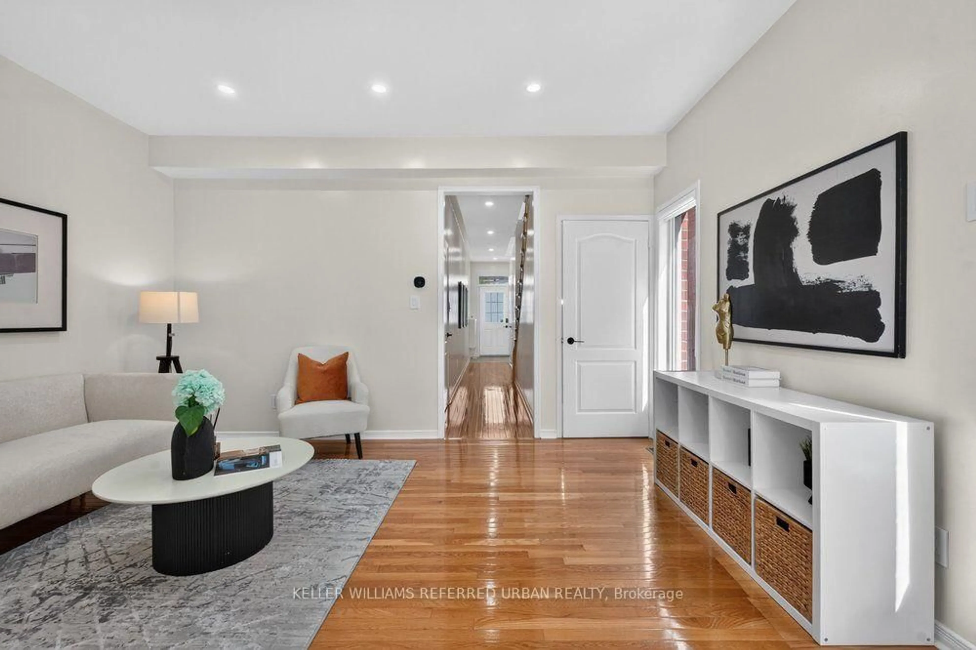 Indoor entryway for 571 Reeves Way Blvd, Whitchurch-Stouffville Ontario L4A 0H1