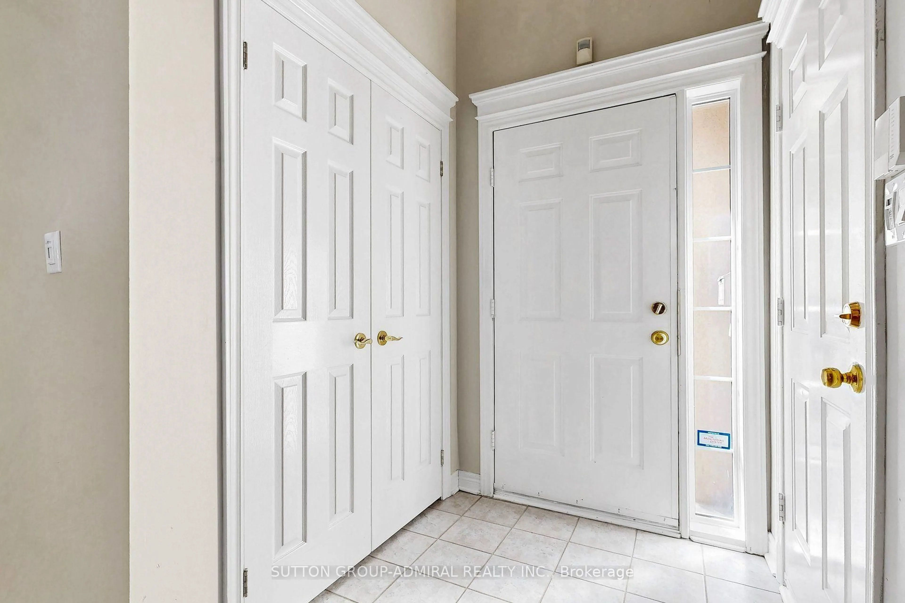 Indoor entryway for 2002 John St, Markham Ontario L3T 1Z1