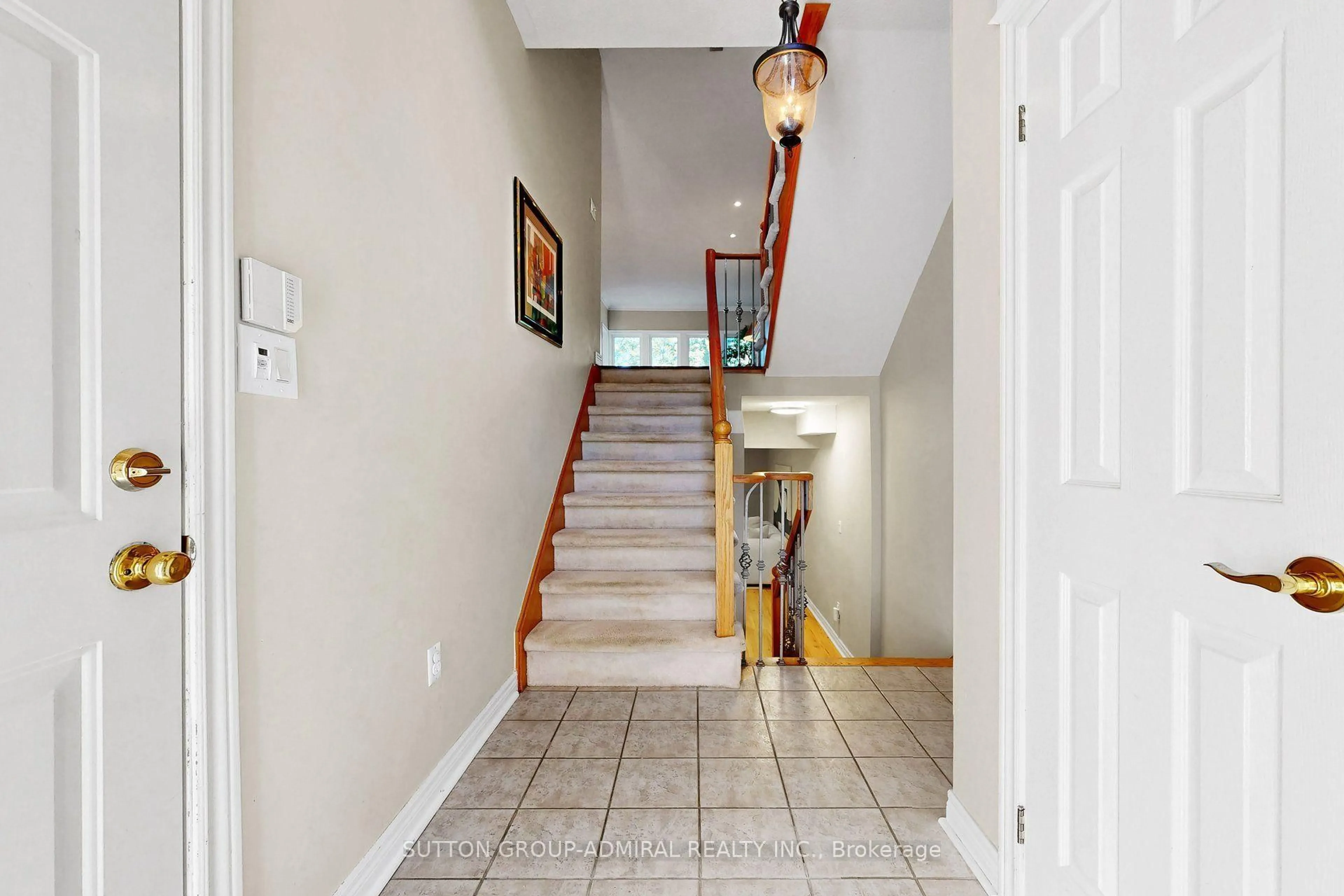 Indoor foyer for 2002 John St, Markham Ontario L3T 1Z1