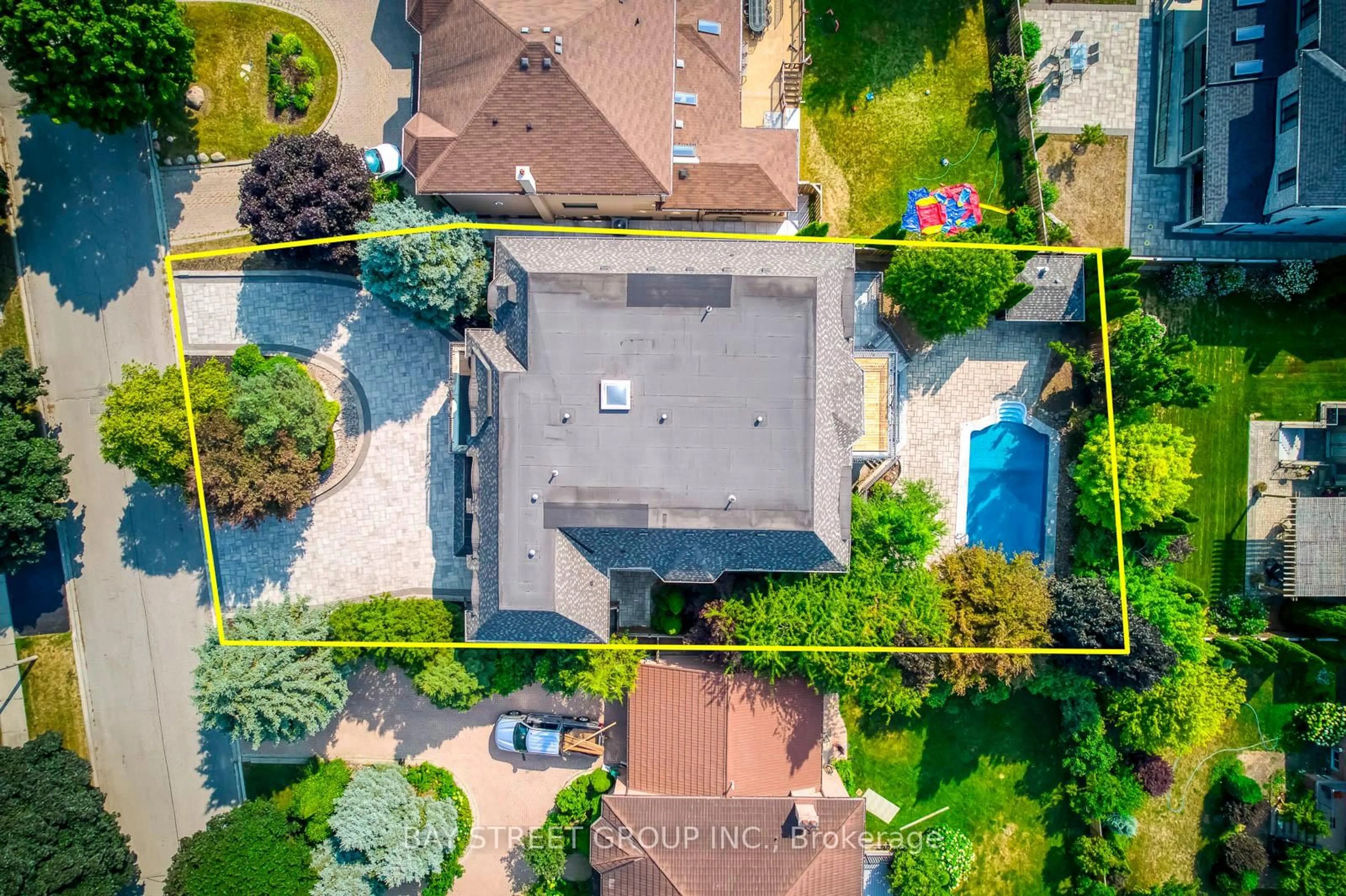 A pic from outside/outdoor area/front of a property/back of a property/a pic from drone, street for 56 Winchester Lane, Richmond Hill Ontario L4C 6Y7