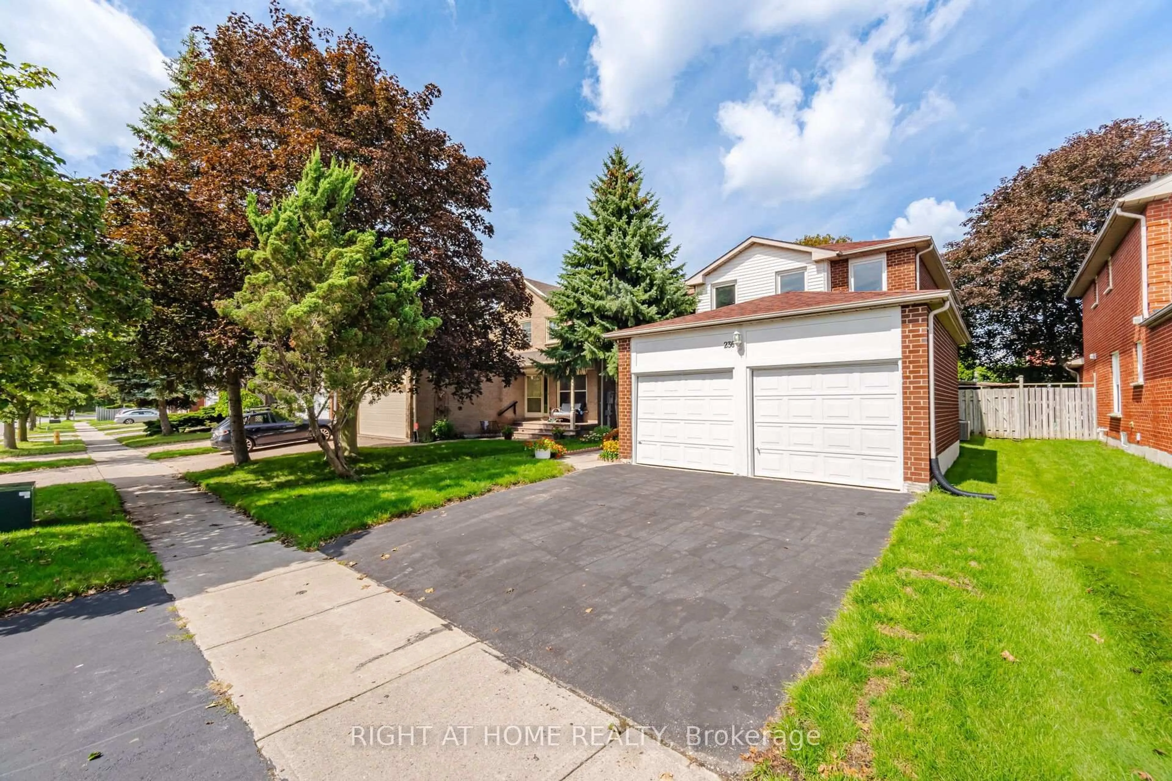 A pic from outside/outdoor area/front of a property/back of a property/a pic from drone, street for 236 Austin Dr, Markham Ontario L3R 6N5