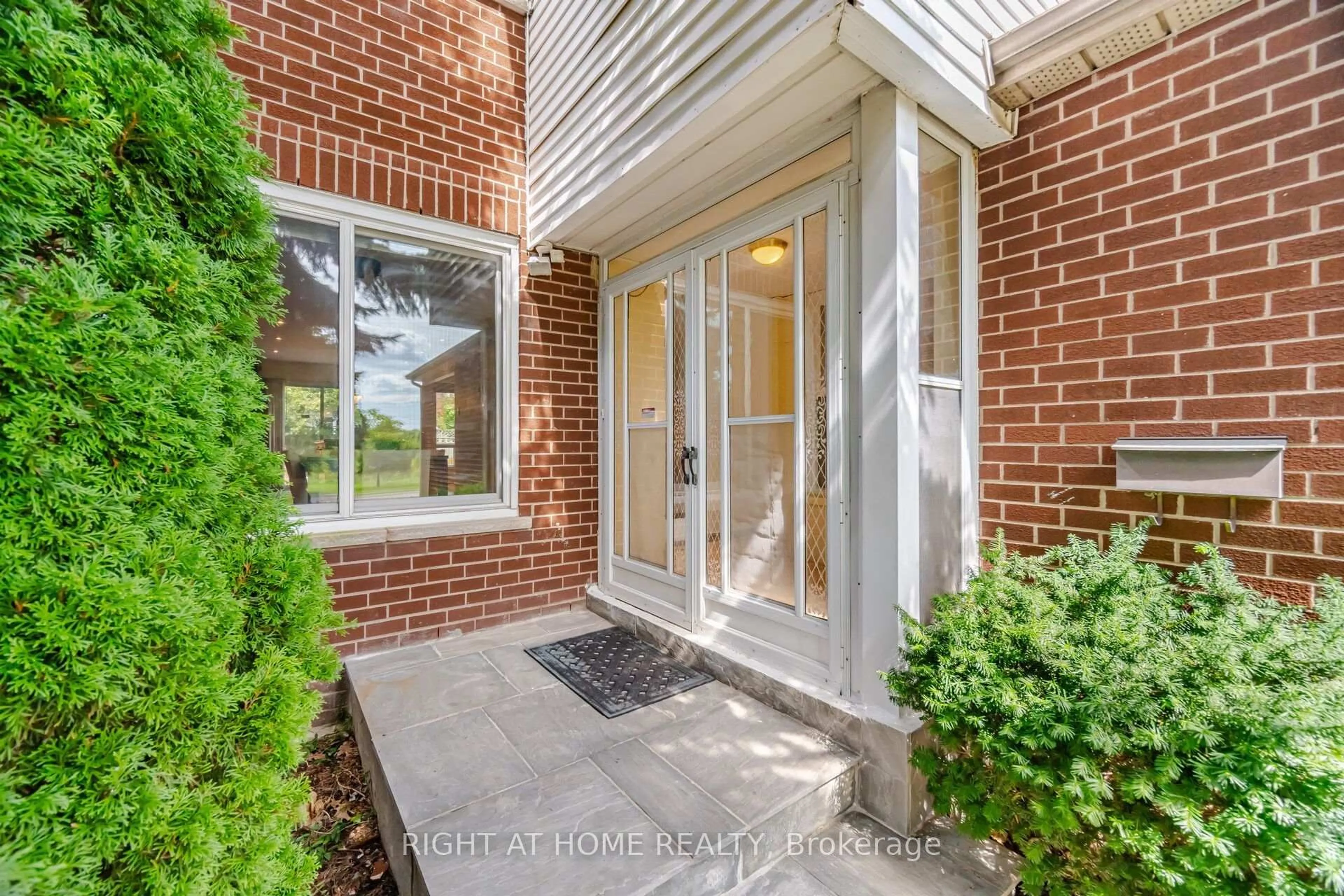 Indoor entryway for 236 Austin Dr, Markham Ontario L3R 6N5