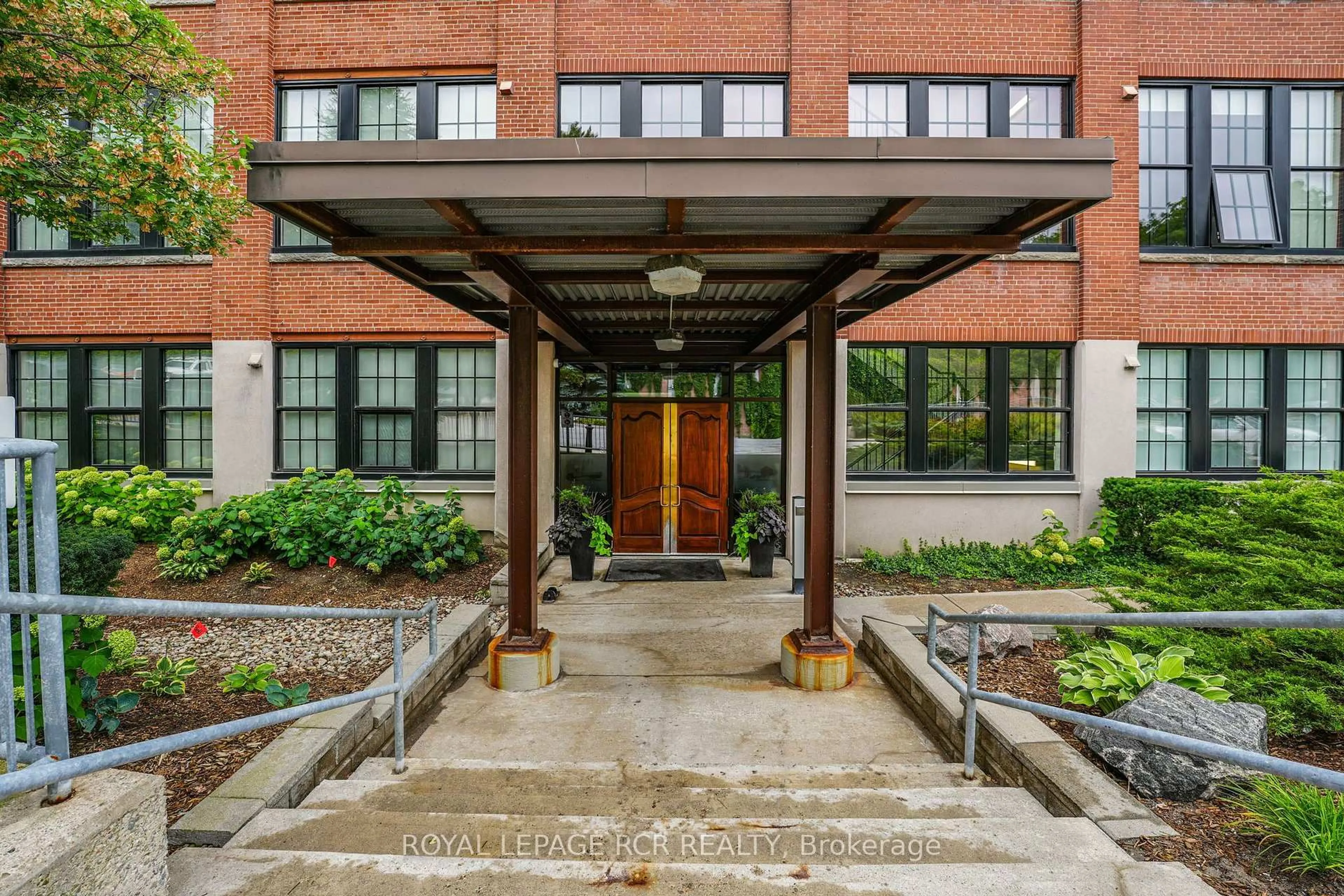 Indoor foyer for 543 Timothy St #207, Newmarket Ontario L3Y 1R1
