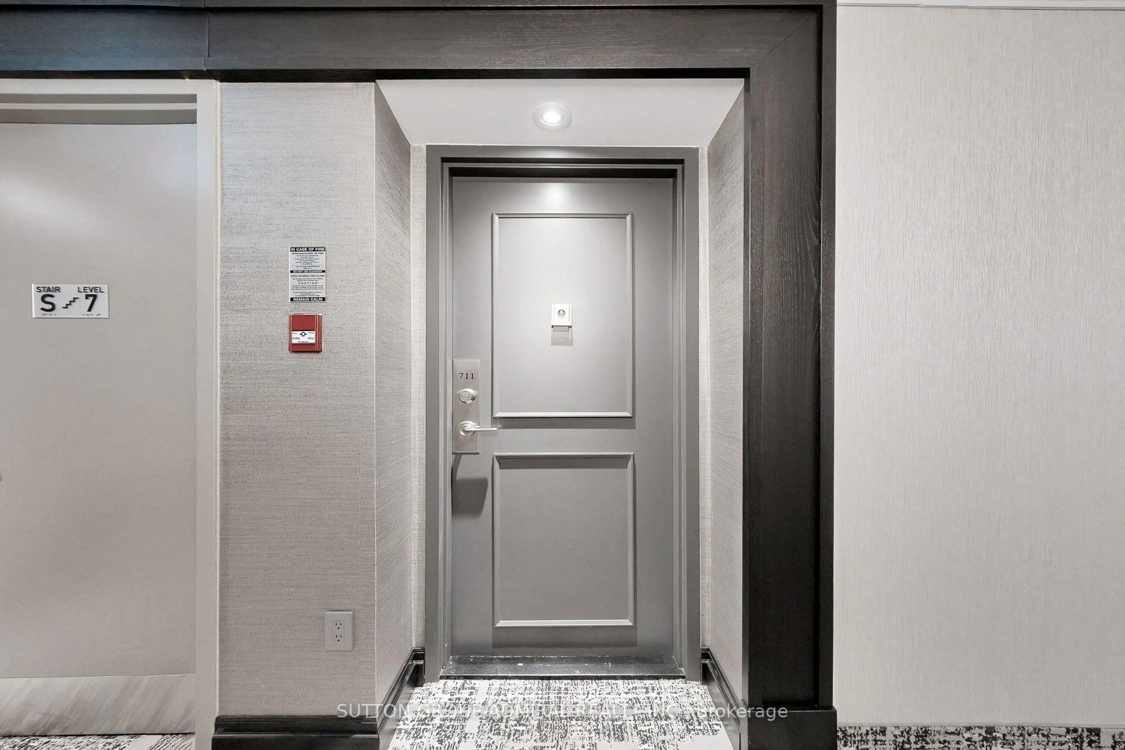 Indoor foyer for 7460 Bathurst St #711, Vaughan Ontario L4J 7K9