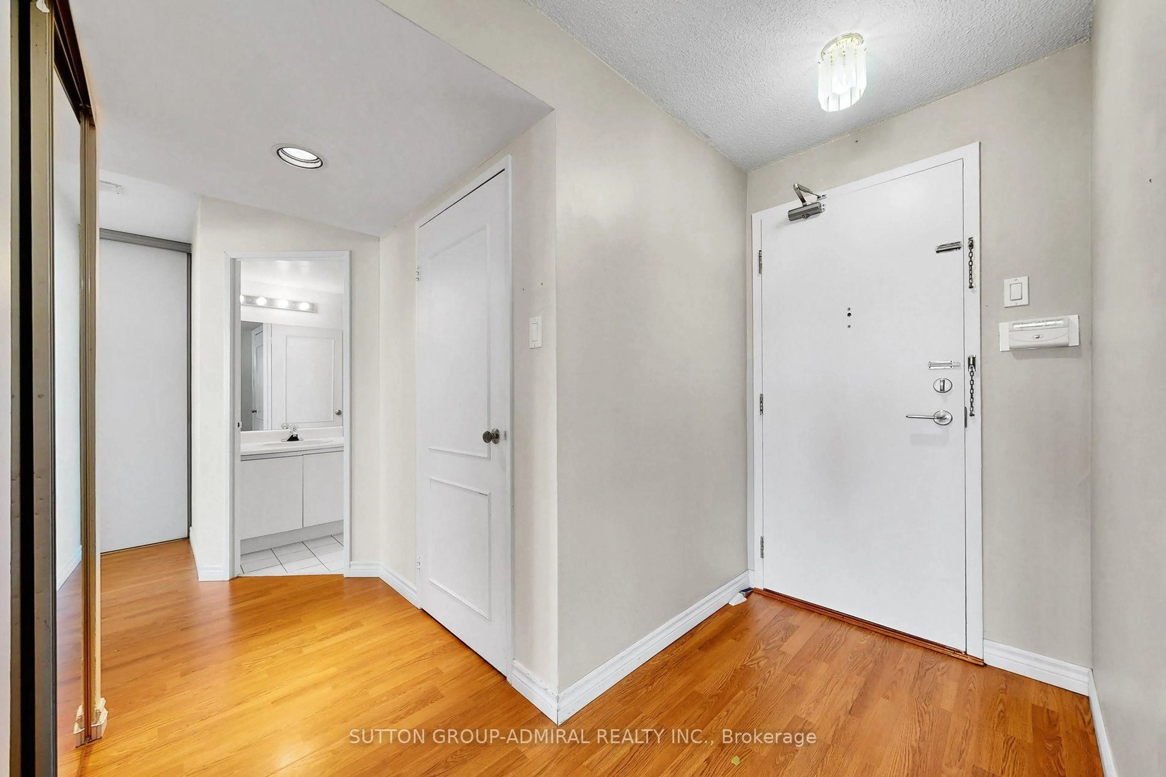 Indoor entryway for 7460 Bathurst St #711, Vaughan Ontario L4J 7K9