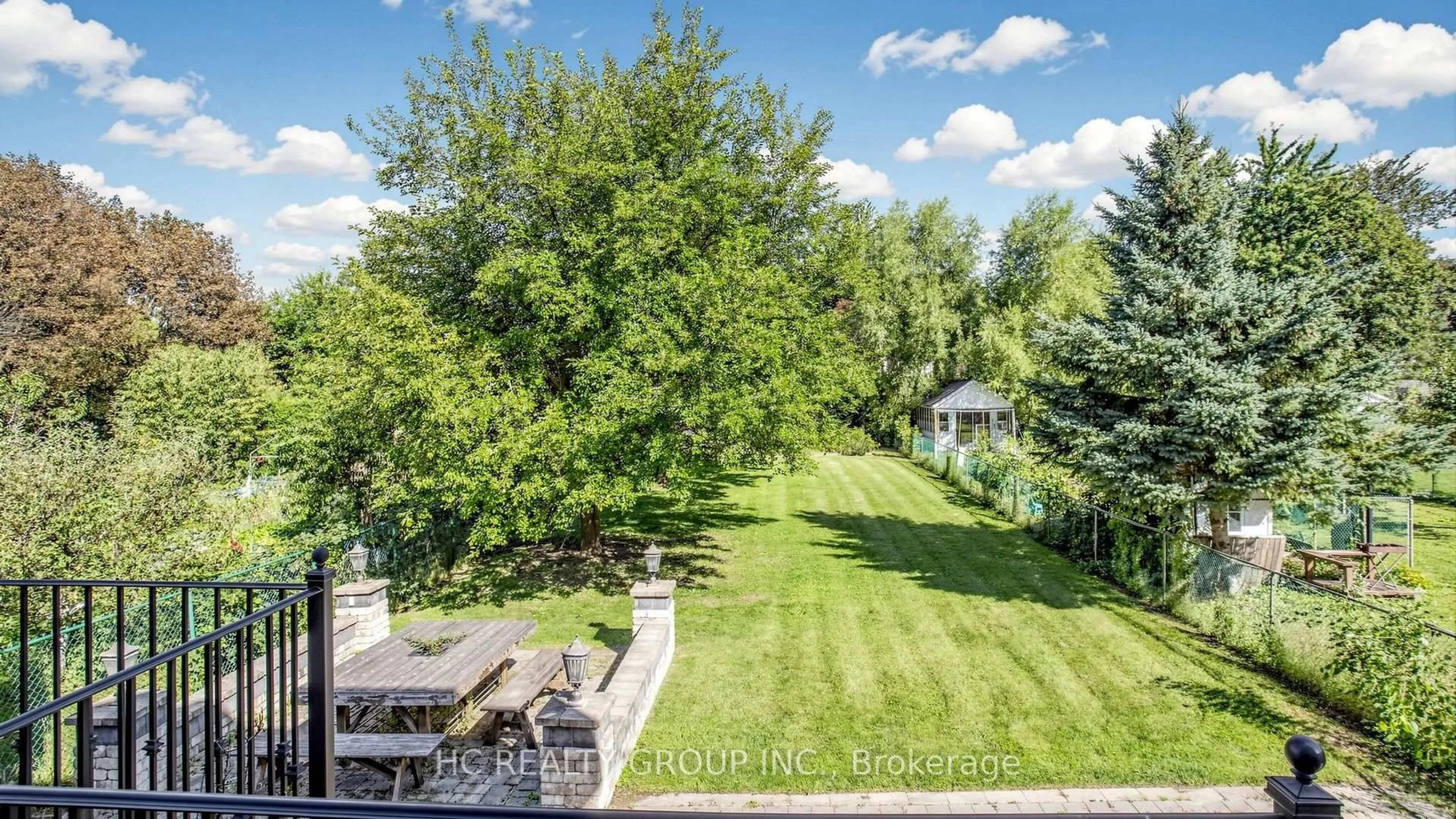 A pic from outside/outdoor area/front of a property/back of a property/a pic from drone, forest/trees view for 60 Oak Ave, Richmond Hill Ontario L4C 6R7