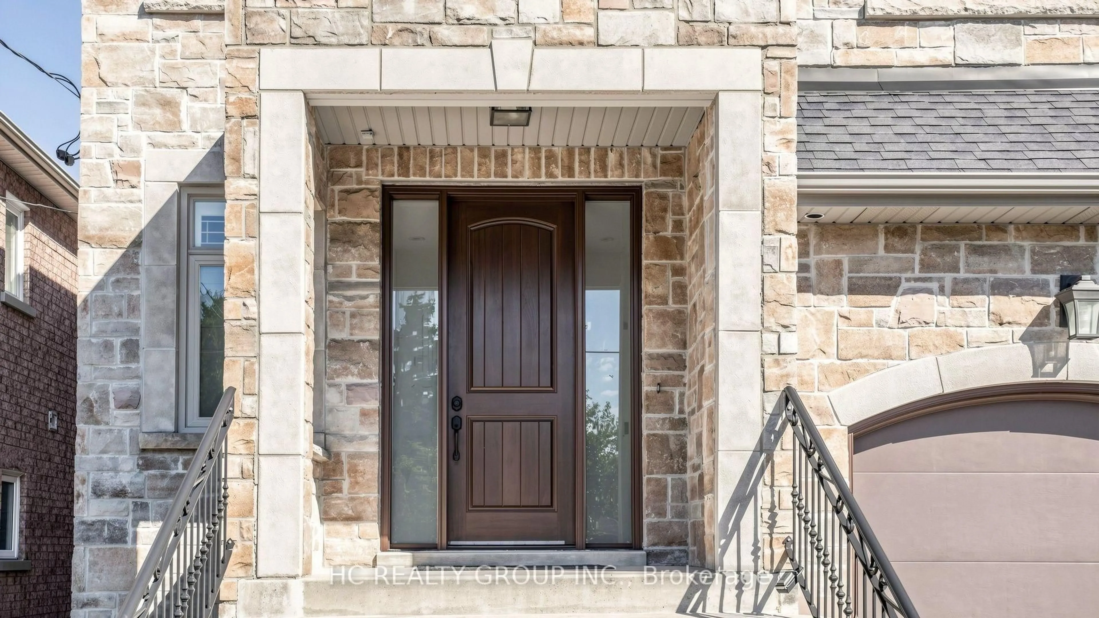 Indoor entryway for 60 Oak Ave, Richmond Hill Ontario L4C 6R7