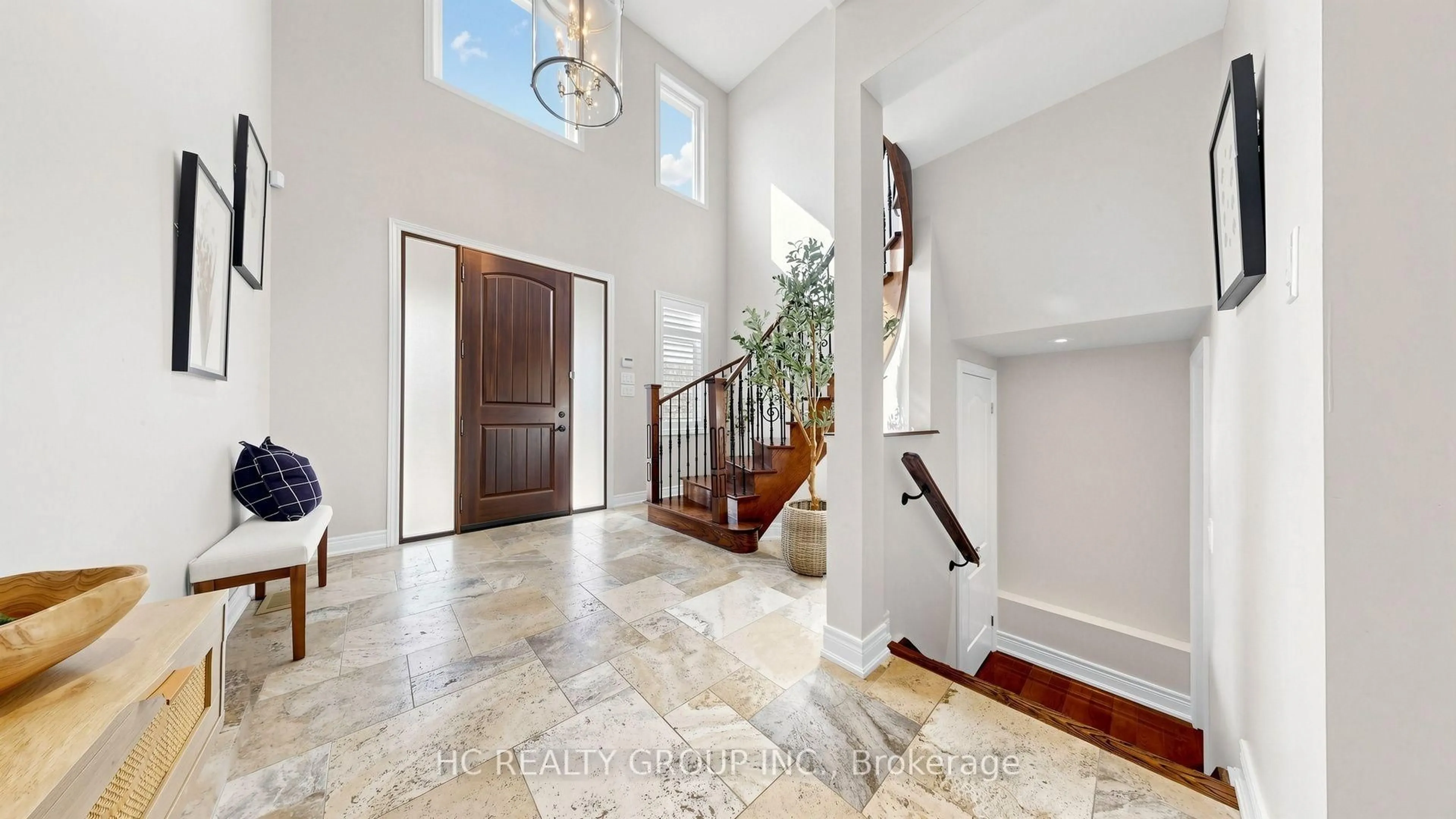 Indoor foyer for 60 Oak Ave, Richmond Hill Ontario L4C 6R7