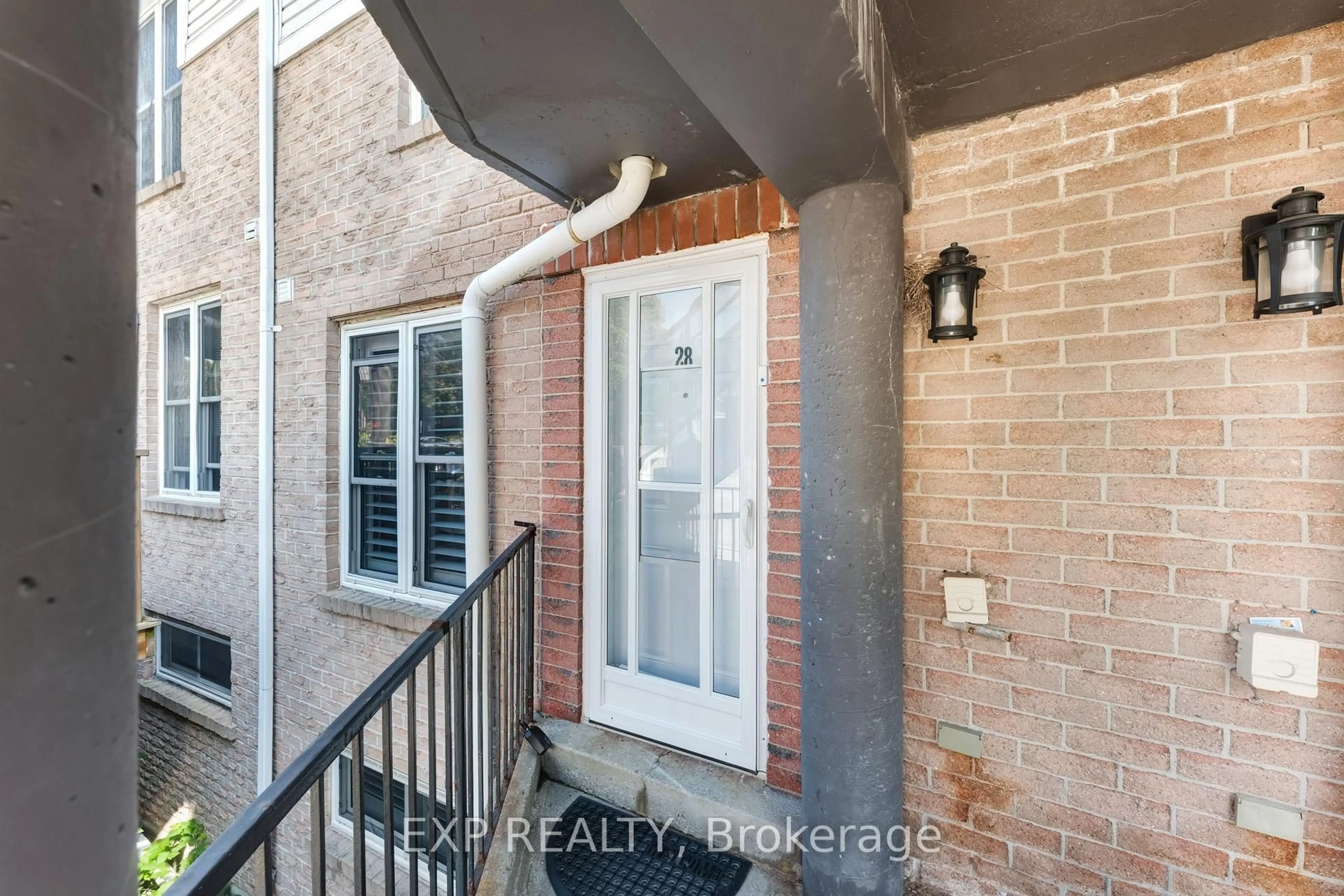 Indoor entryway for 115 Main St #28, Newmarket Ontario L3Y 8J2