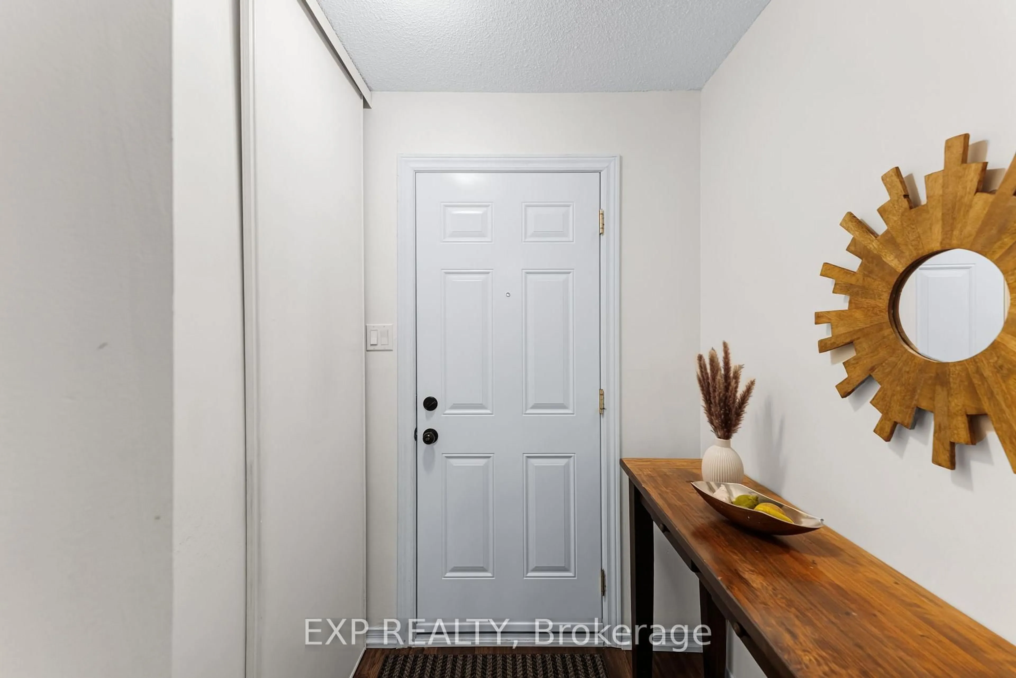 Indoor entryway for 115 Main St #28, Newmarket Ontario L3Y 8J2