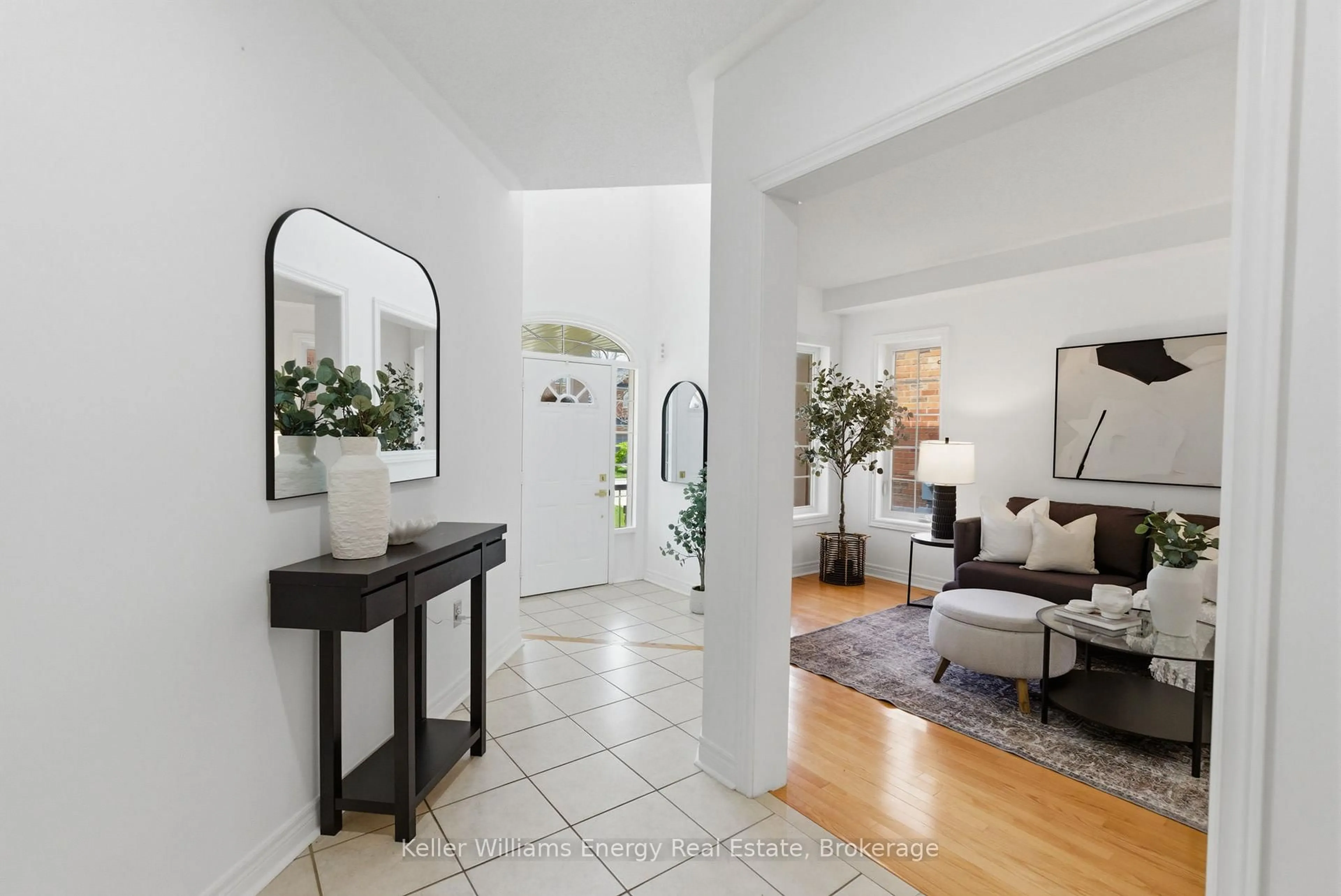 Indoor entryway for 338 Dowson Loop, Newmarket Ontario L3X 3G3