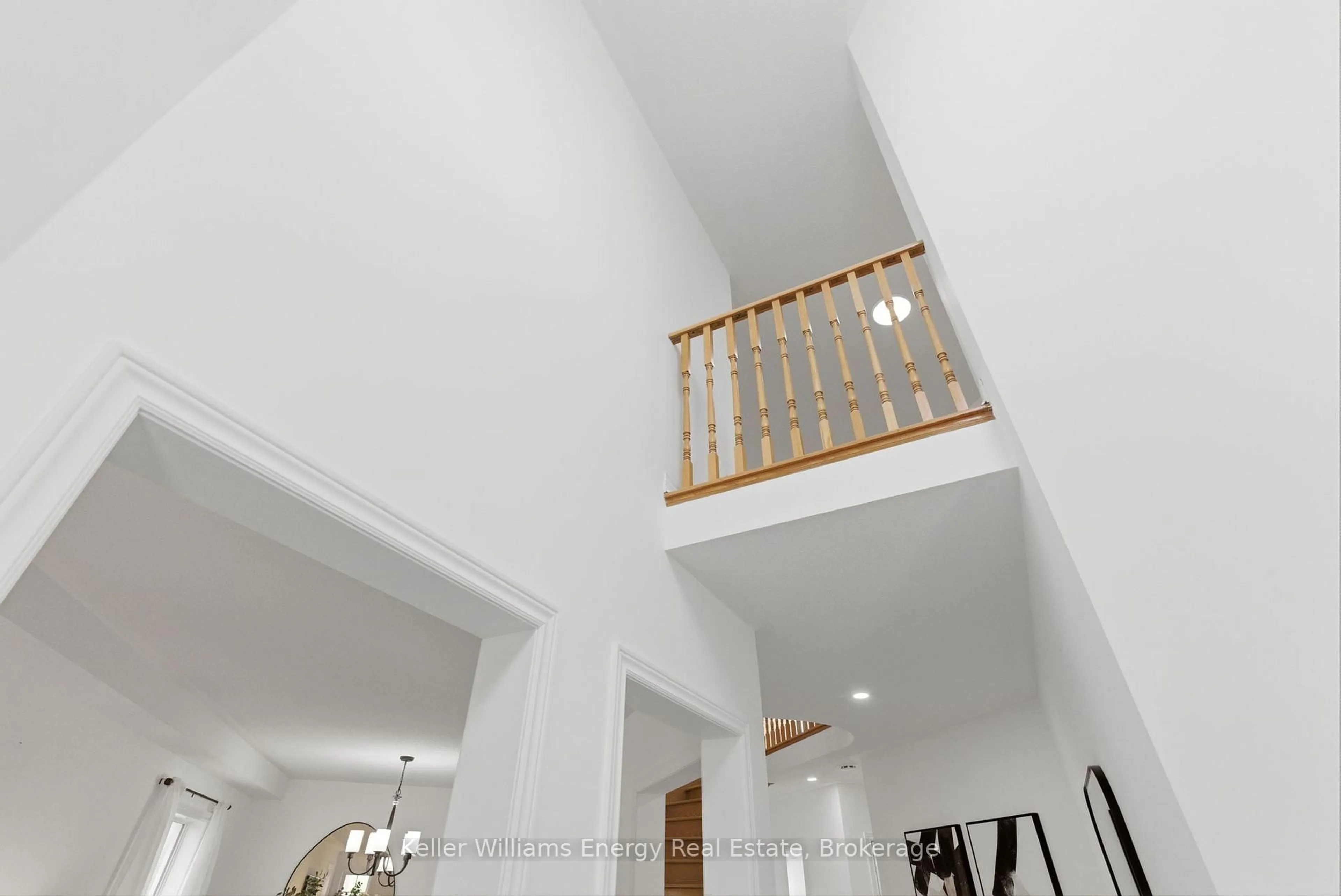 Indoor foyer for 338 Dowson Loop, Newmarket Ontario L3X 3G3