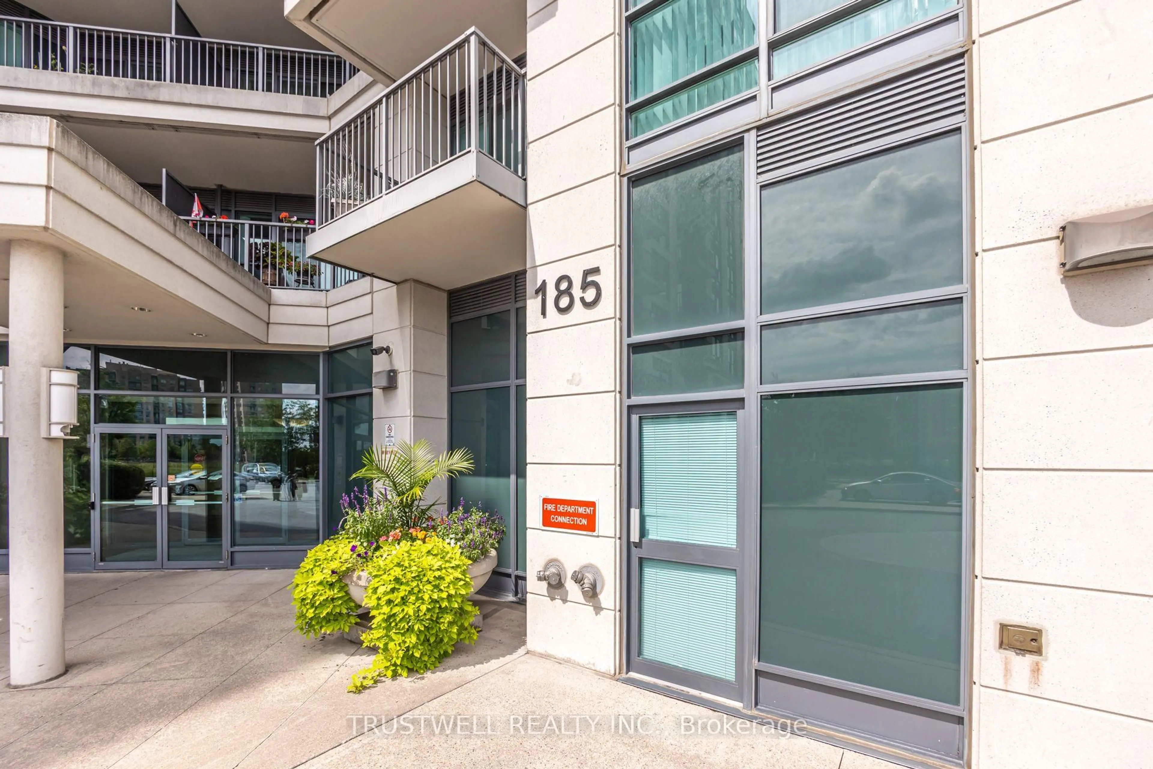 Indoor foyer for 185 Oneida Cres #808, Richmond Hill Ontario L4B 0B1