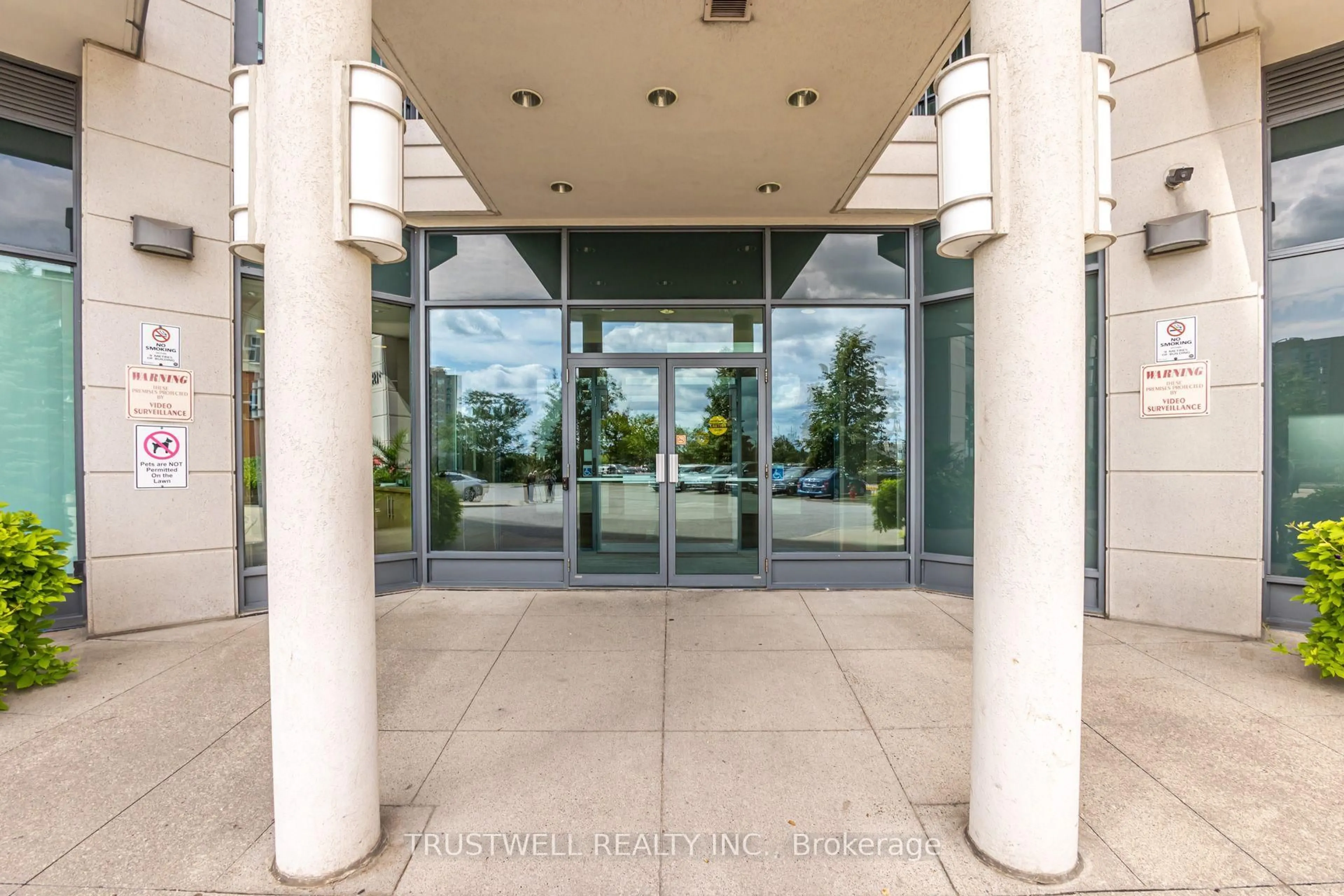 Indoor foyer for 185 Oneida Cres #808, Richmond Hill Ontario L4B 0B1
