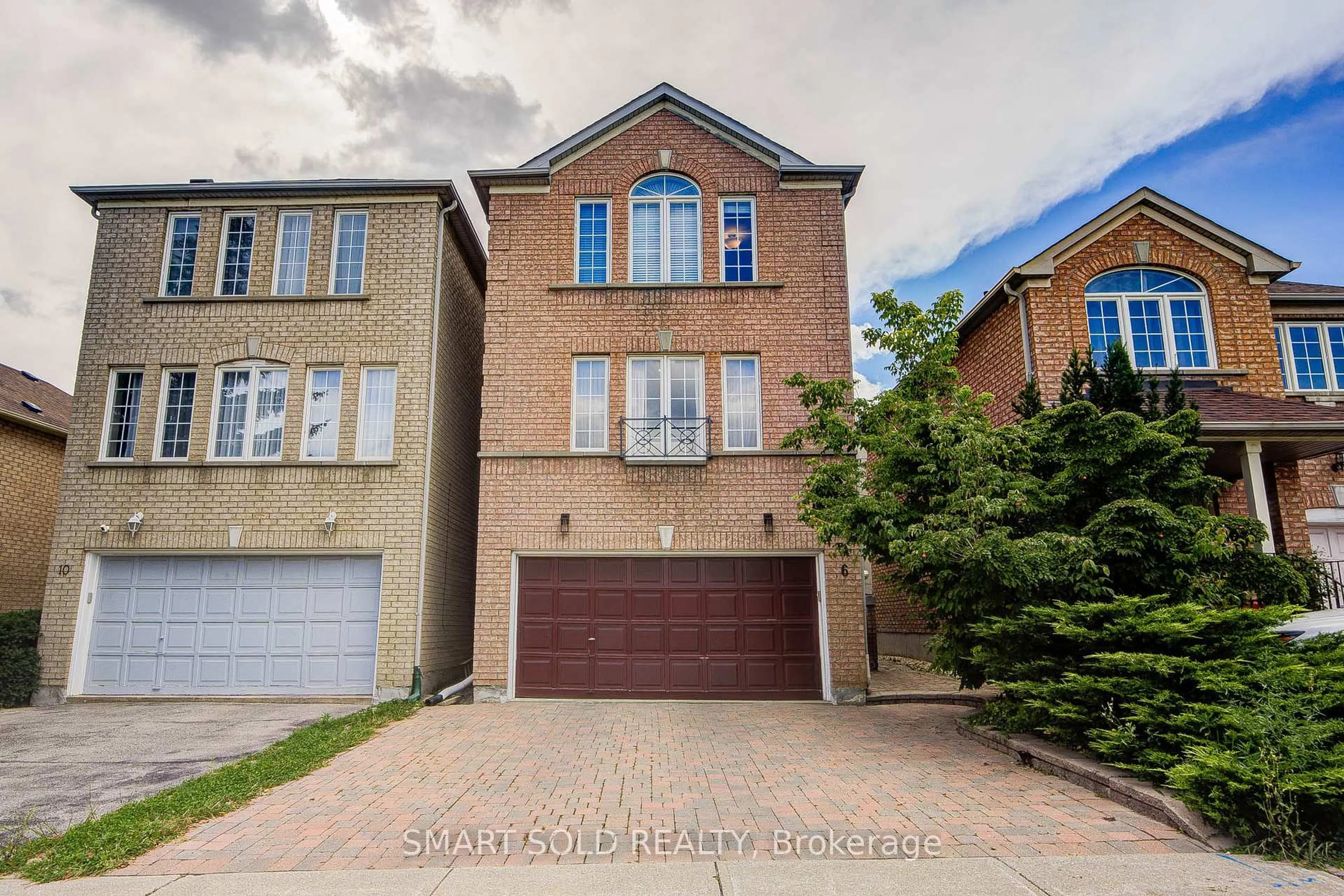 A pic from outside/outdoor area/front of a property/back of a property/a pic from drone, street for 6 Sugarforest Dr, Vaughan Ontario L4J 8M7